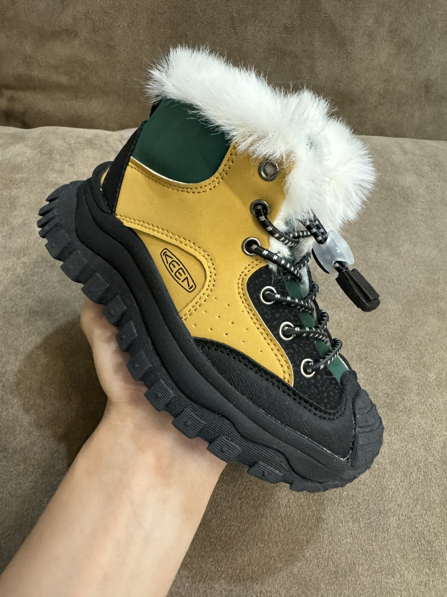 Keen 户外登山加绒保暖雪地靴童鞋 这双加绒雪地靴靴更不会让你失望 上脚很露营风 撞色的配色绝绝子又好看 鞋口鞋舌鞋垫加绒设计保暖效果刚刚好! 松紧鞋带方便小朋友自己穿脱真的很值得入手一双试试!尺码26-37-选品中心