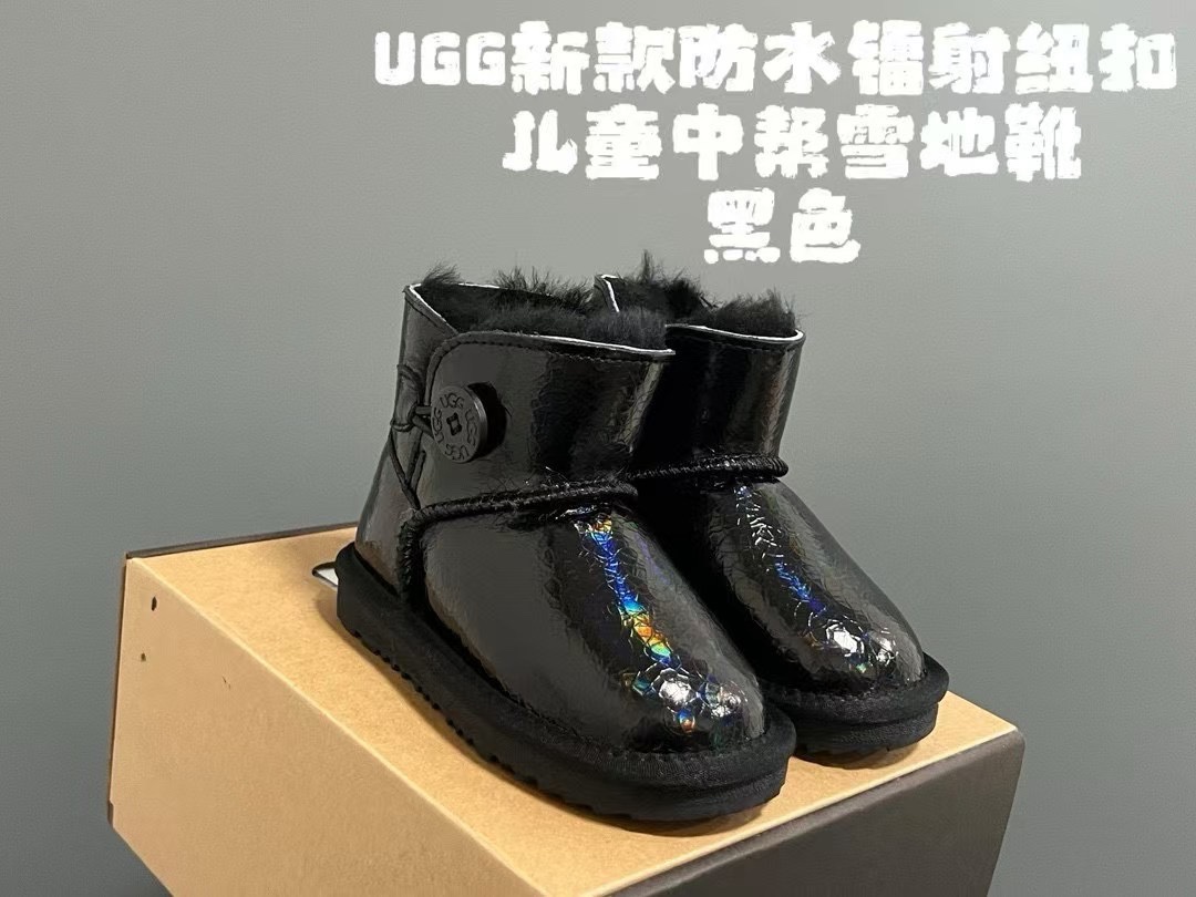 NO:552608,UGG's new fur integrated waterproof laser button children's mid-top snow boots SIZE25-35 size Classic UGG style Mid-top style design, warm and windproof Waterproof laser series, full of texture Rubber wear-resistant and non-slip outsole, great foot feel, snow boots, boots,19860909UGG新款皮毛一体防水镭射纽扣儿童中帮雪地靴 SIZE25-35码 经典UGG款式 中帮款式设计,保暖防风 防水镭射系列,质感满满 橡胶耐磨防滑大底,脚感超赞,雪地靴,boots,,Children's