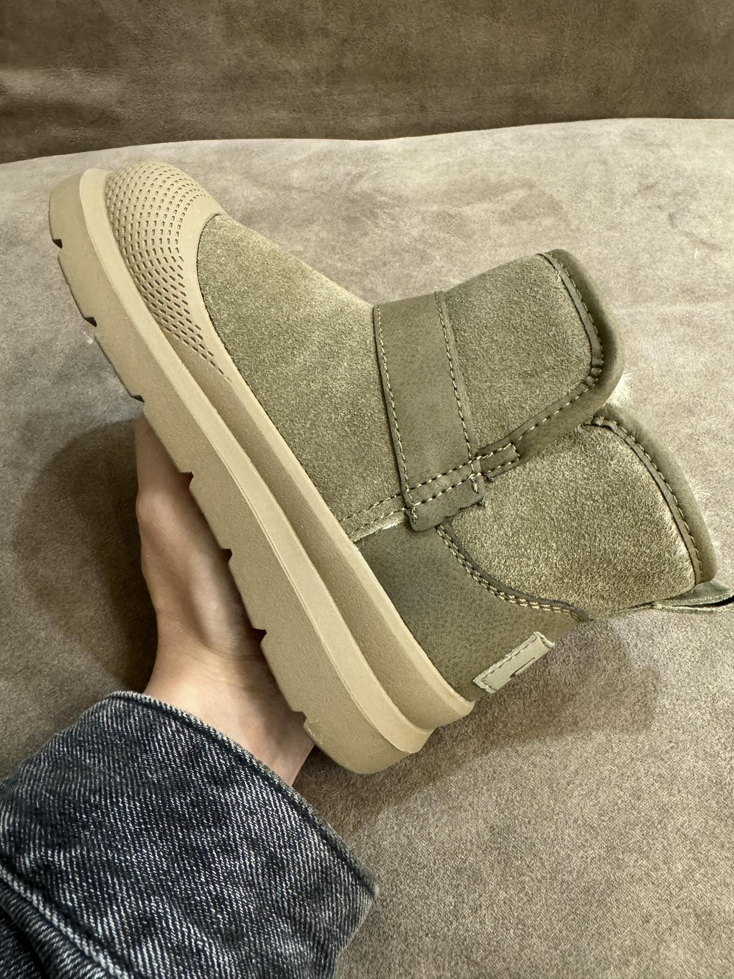 图片[2]-UGG新款皮毛一体保暖卡扣中帮儿童雪地靴 尺码：26-37码 经典UGG款式❤️ 中帮款式设计，保暖防风☁️ 防水镭射系列，质感满满💯 橡胶耐磨防滑大底，脚感超赞👍🏻-选品中心