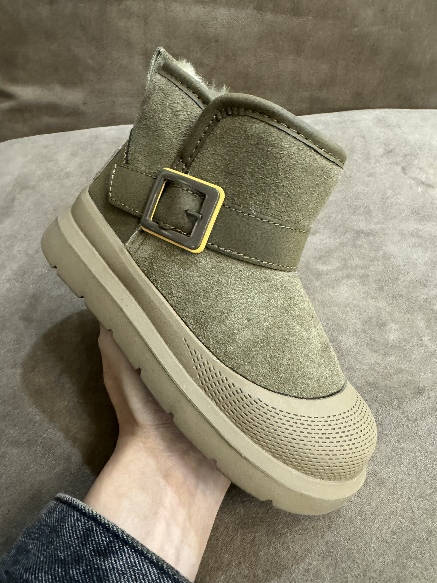 UGG新款皮毛一体保暖卡扣中帮儿童雪地靴 尺码：26-37码 经典UGG款式❤️ 中帮款式设计，保暖防风☁️ 防水镭射系列，质感满满💯 橡胶耐磨防滑大底，脚感超赞👍🏻-选品中心