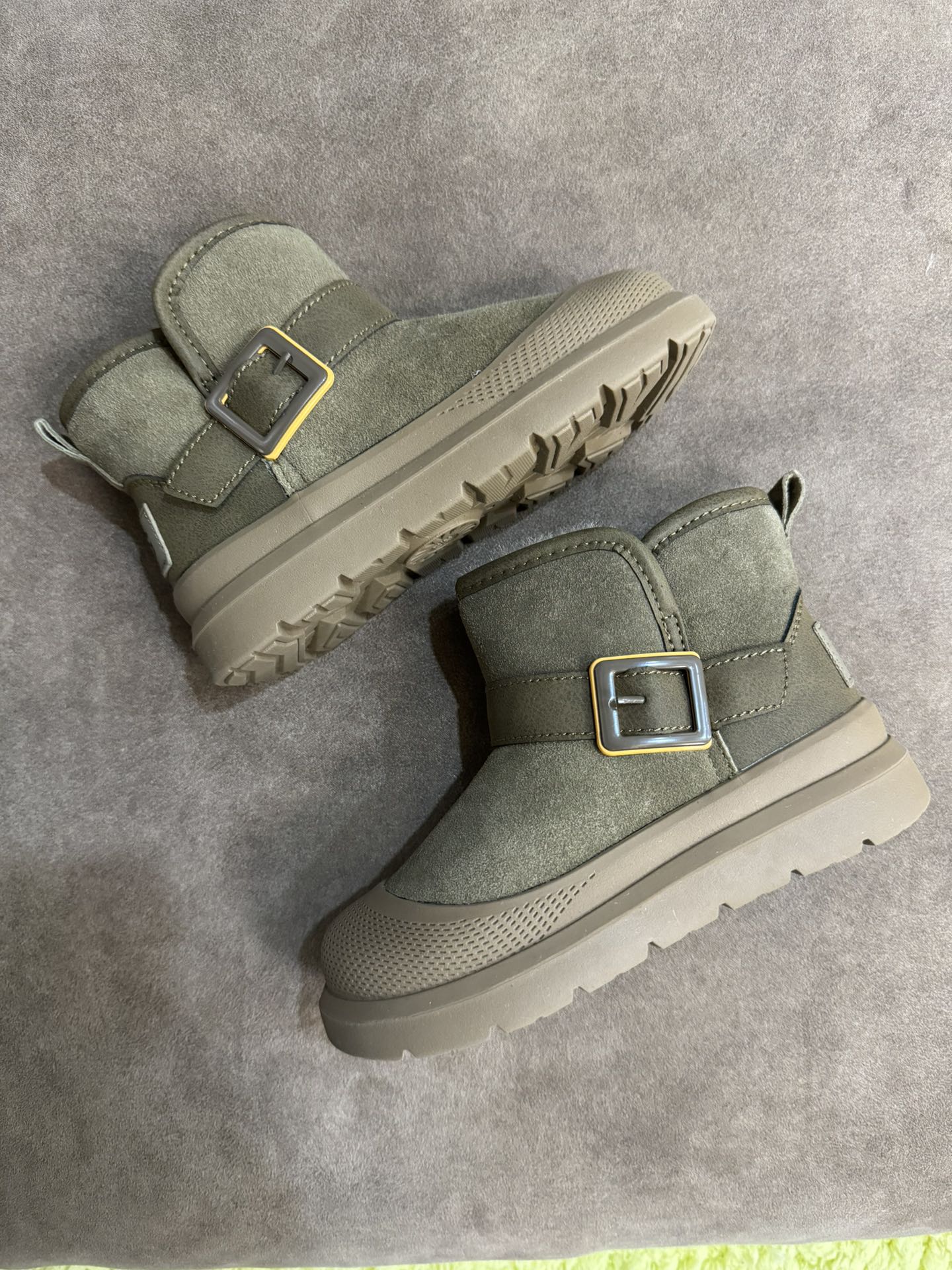 图片[7]-UGG新款皮毛一体保暖卡扣中帮儿童雪地靴 尺码：26-37码 经典UGG款式❤️ 中帮款式设计，保暖防风☁️ 防水镭射系列，质感满满💯 橡胶耐磨防滑大底，脚感超赞👍🏻-选品中心