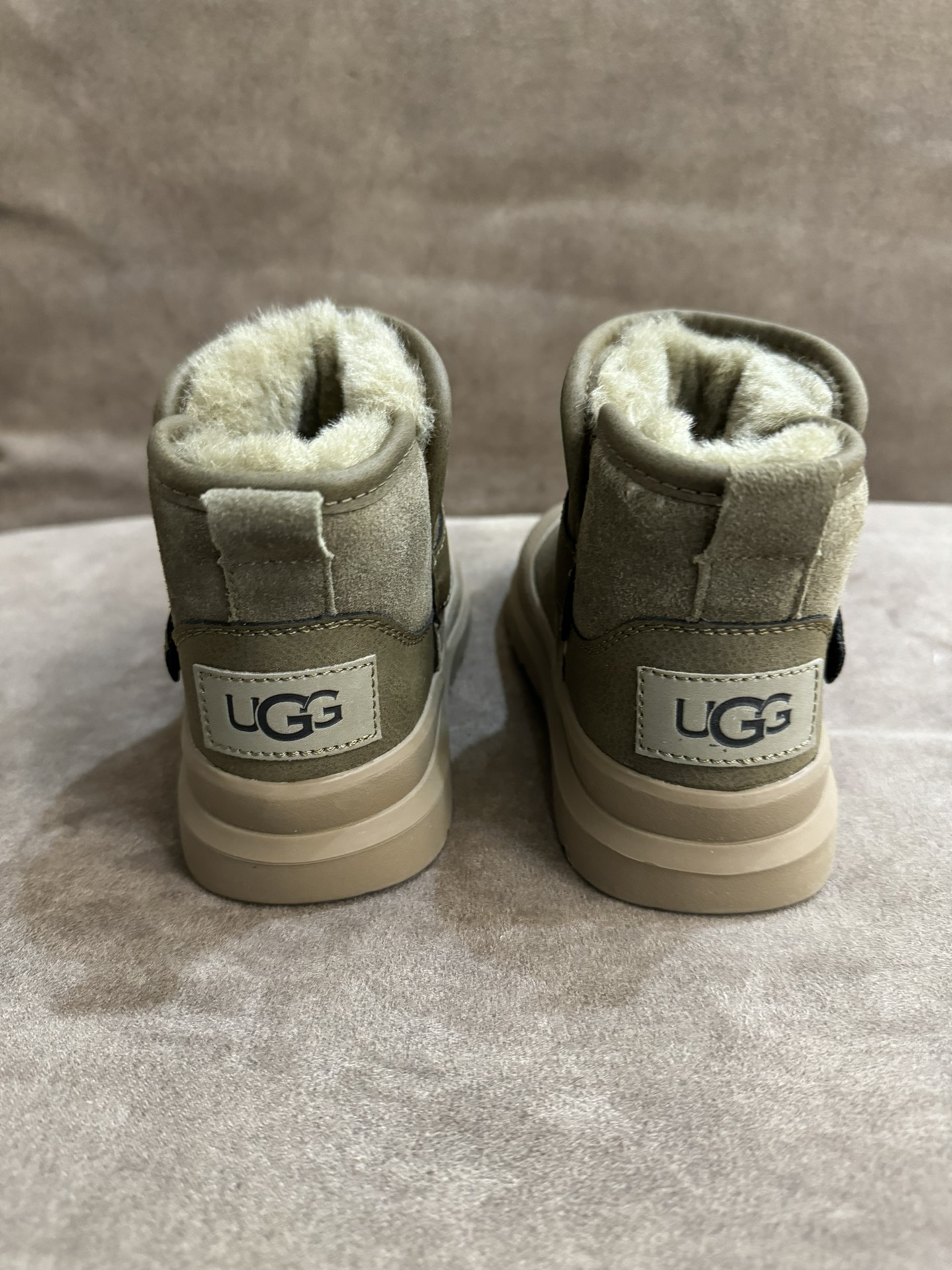 图片[5]-UGG新款皮毛一体保暖卡扣中帮儿童雪地靴 尺码：26-37码 经典UGG款式❤️ 中帮款式设计，保暖防风☁️ 防水镭射系列，质感满满💯 橡胶耐磨防滑大底，脚感超赞👍🏻-选品中心