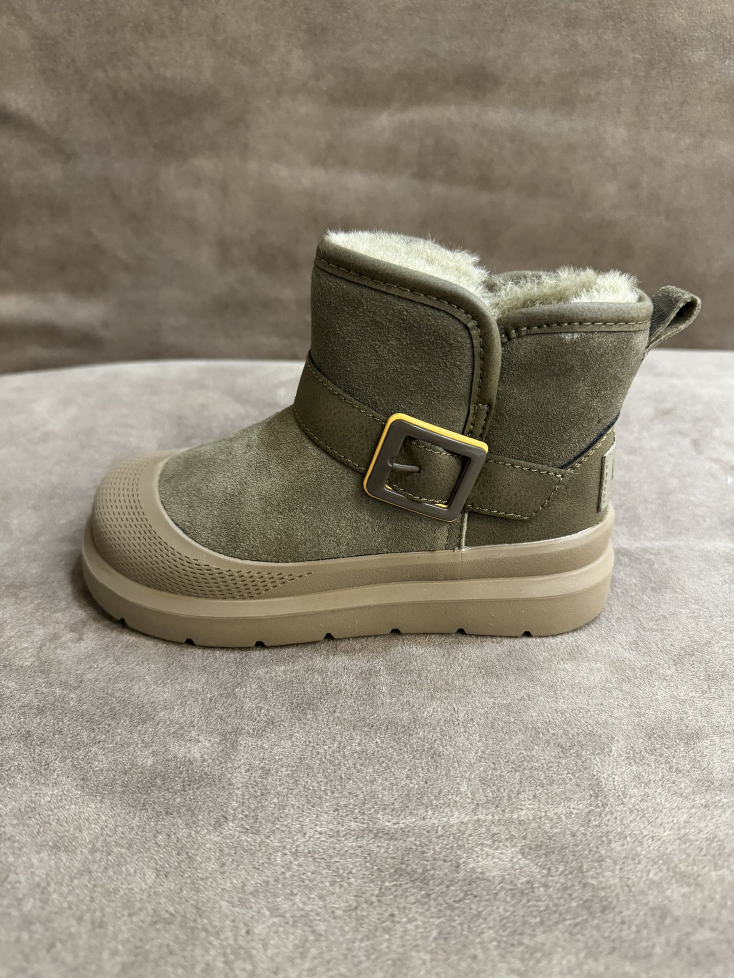 图片[3]-UGG新款皮毛一体保暖卡扣中帮儿童雪地靴 尺码：26-37码 经典UGG款式❤️ 中帮款式设计，保暖防风☁️ 防水镭射系列，质感满满💯 橡胶耐磨防滑大底，脚感超赞👍🏻-选品中心