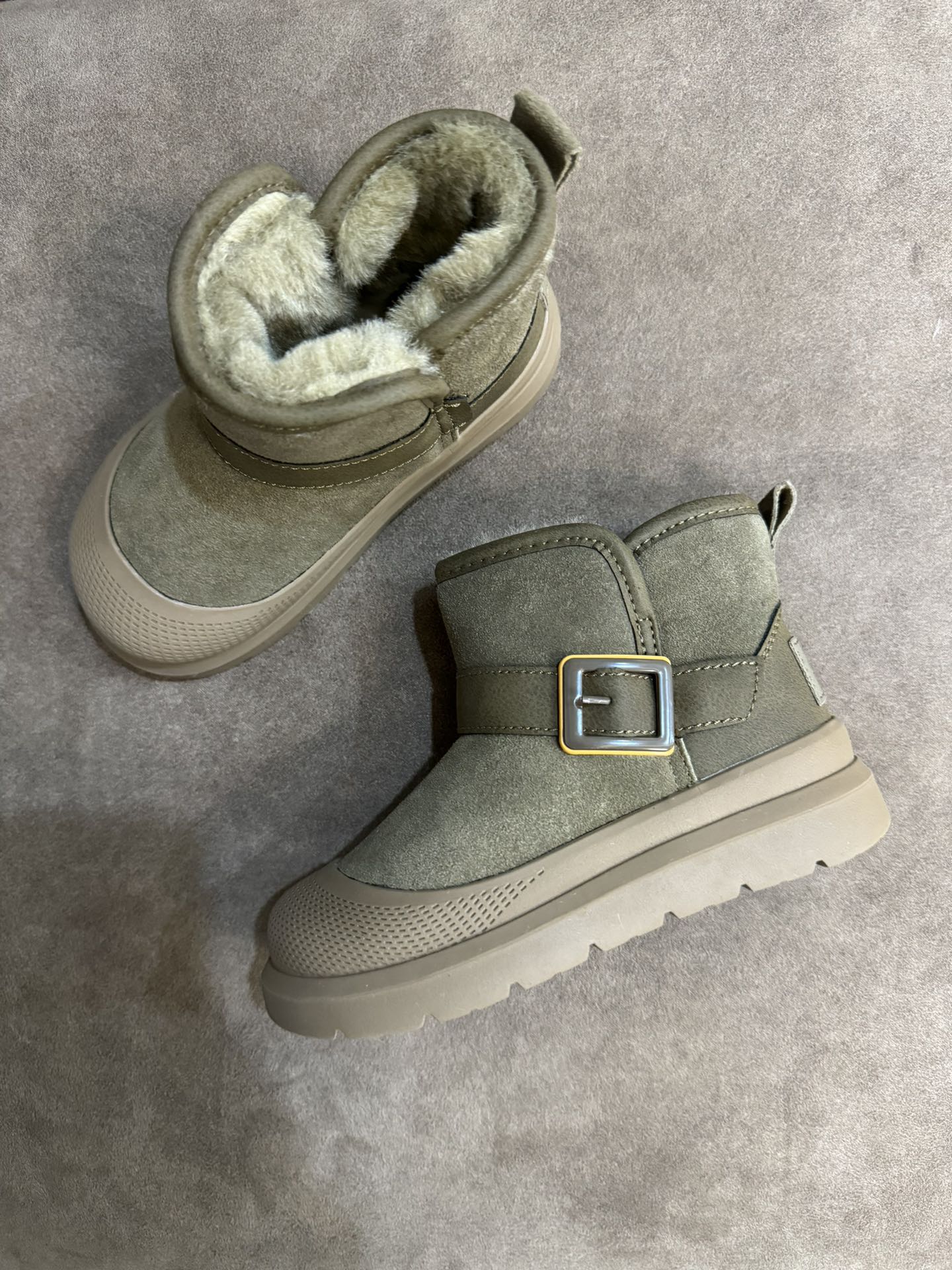 图片[8]-UGG新款皮毛一体保暖卡扣中帮儿童雪地靴 尺码：26-37码 经典UGG款式❤️ 中帮款式设计，保暖防风☁️ 防水镭射系列，质感满满💯 橡胶耐磨防滑大底，脚感超赞👍🏻-选品中心