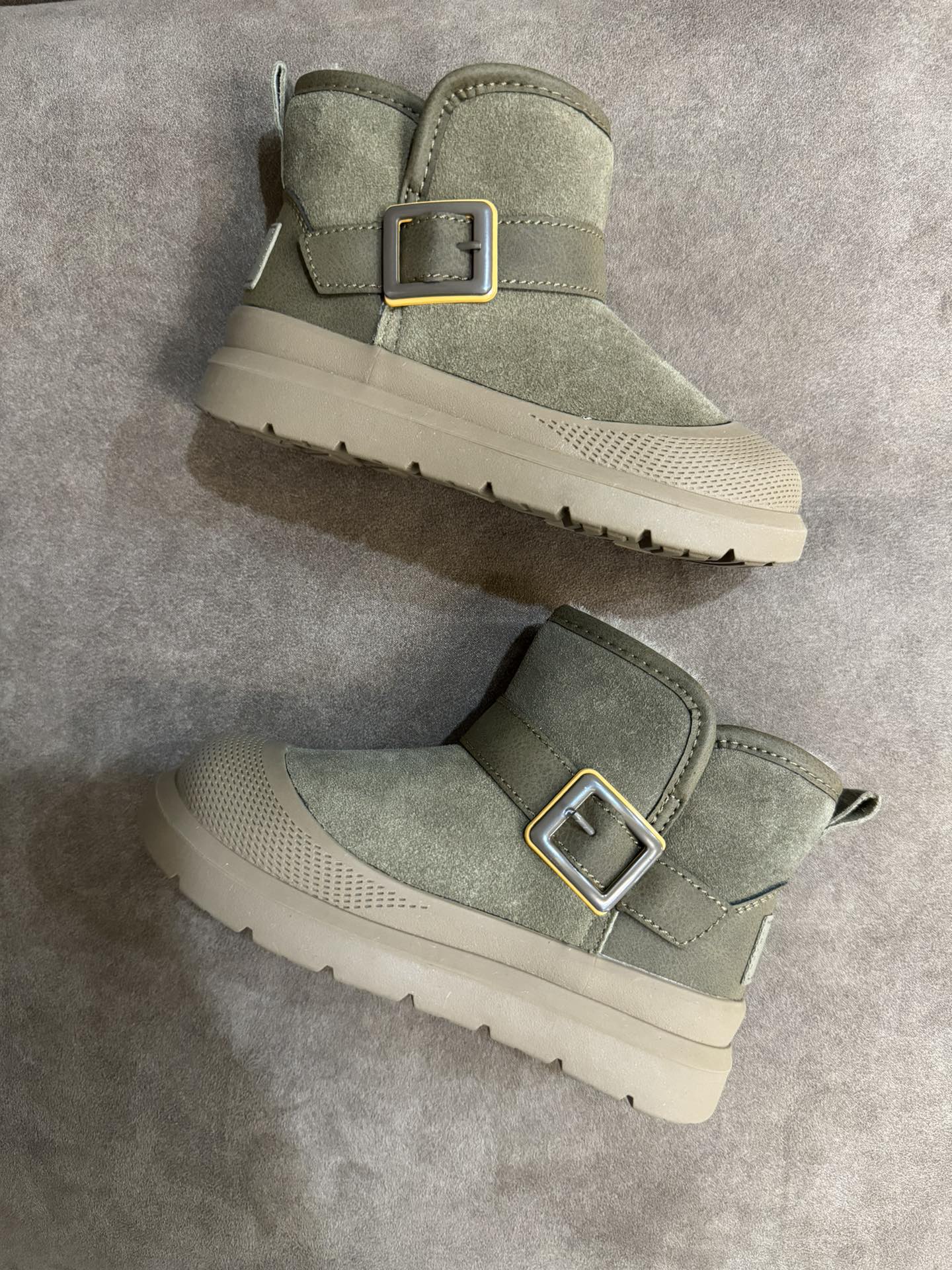 图片[6]-UGG新款皮毛一体保暖卡扣中帮儿童雪地靴 尺码：26-37码 经典UGG款式❤️ 中帮款式设计，保暖防风☁️ 防水镭射系列，质感满满💯 橡胶耐磨防滑大底，脚感超赞👍🏻-选品中心