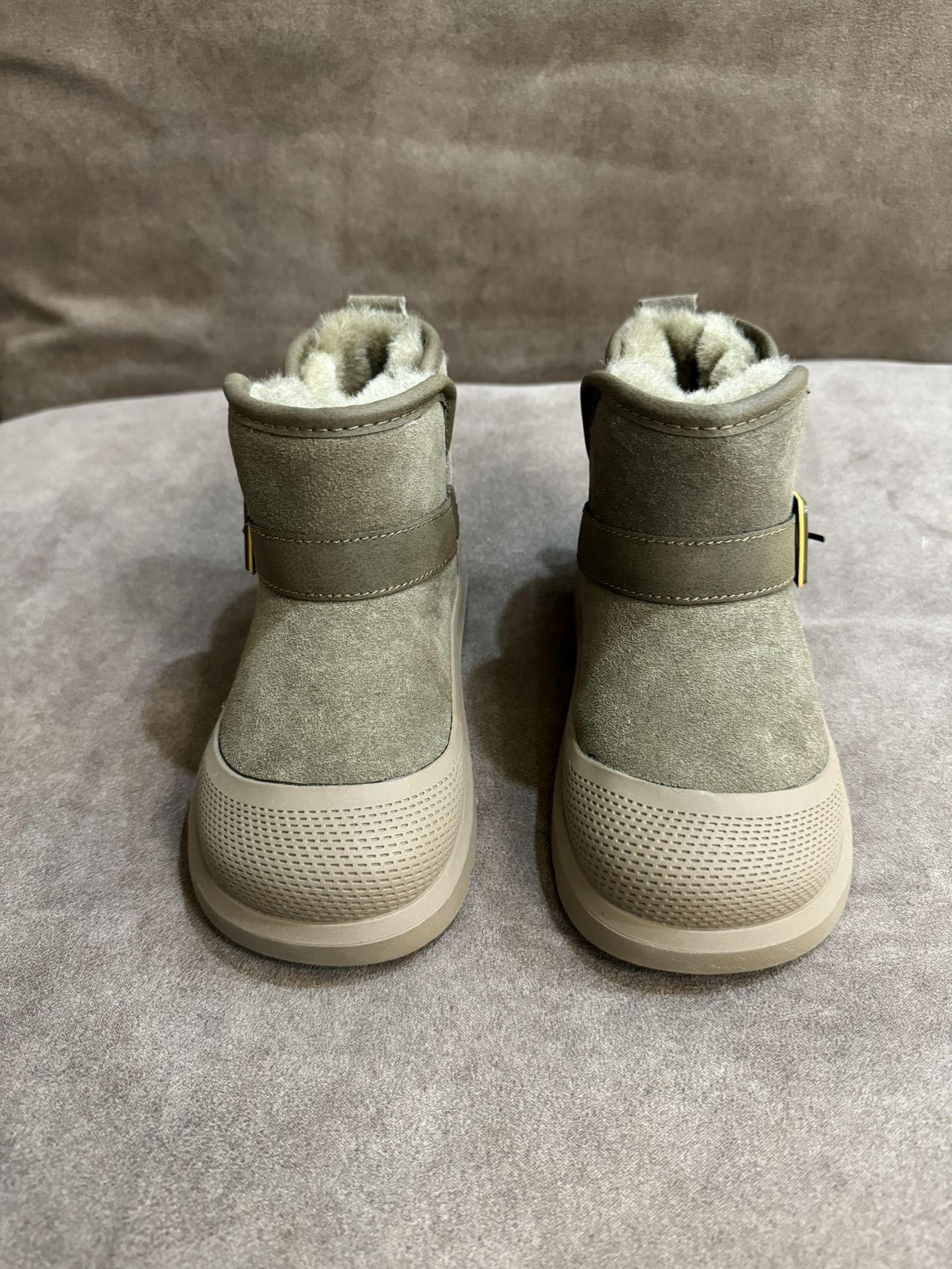 图片[4]-UGG新款皮毛一体保暖卡扣中帮儿童雪地靴 尺码：26-37码 经典UGG款式❤️ 中帮款式设计，保暖防风☁️ 防水镭射系列，质感满满💯 橡胶耐磨防滑大底，脚感超赞👍🏻-选品中心