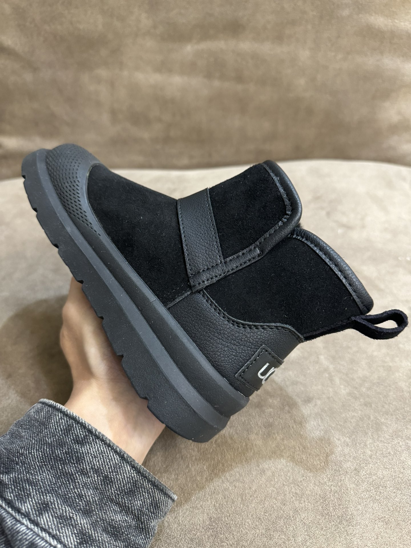 图片[2]-UGG新款皮毛一体保暖卡扣中帮儿童雪地靴 尺码：26-37码 经典UGG款式❤️ 中帮款式设计，保暖防风☁️ 防水镭射系列，质感满满💯 橡胶耐磨防滑大底，脚感超赞👍🏻-选品中心