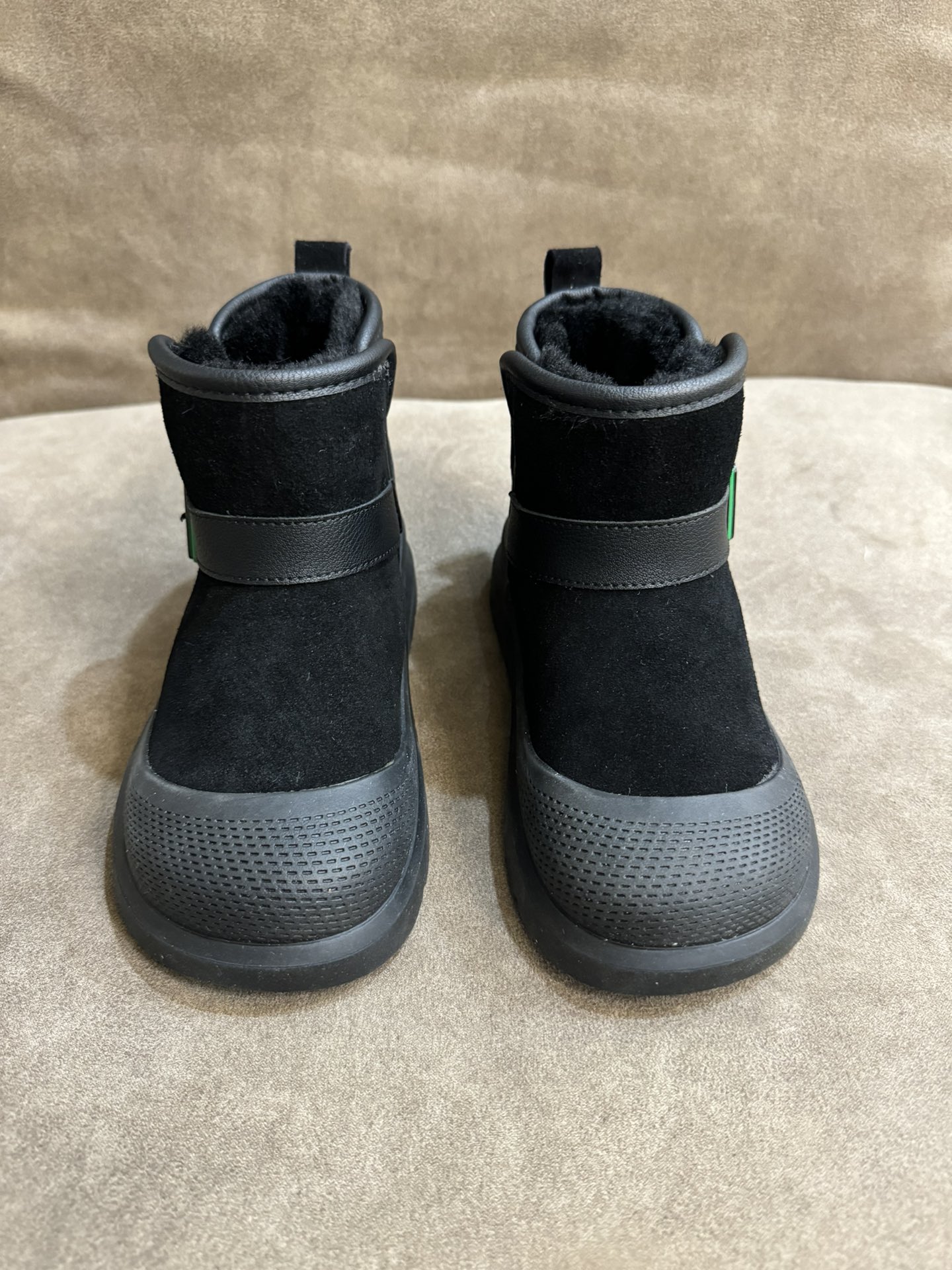 图片[3]-UGG新款皮毛一体保暖卡扣中帮儿童雪地靴 尺码：26-37码 经典UGG款式❤️ 中帮款式设计，保暖防风☁️ 防水镭射系列，质感满满💯 橡胶耐磨防滑大底，脚感超赞👍🏻-选品中心