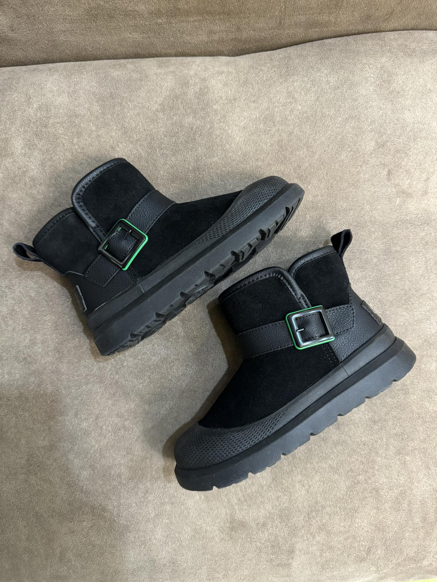 图片[6]-UGG新款皮毛一体保暖卡扣中帮儿童雪地靴 尺码：26-37码 经典UGG款式❤️ 中帮款式设计，保暖防风☁️ 防水镭射系列，质感满满💯 橡胶耐磨防滑大底，脚感超赞👍🏻-选品中心