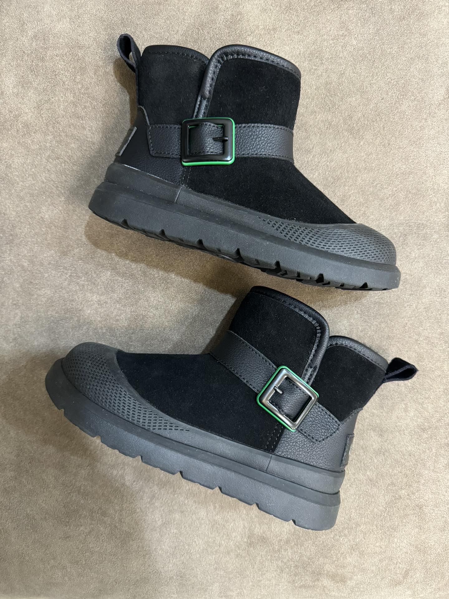 图片[5]-UGG新款皮毛一体保暖卡扣中帮儿童雪地靴 尺码：26-37码 经典UGG款式❤️ 中帮款式设计，保暖防风☁️ 防水镭射系列，质感满满💯 橡胶耐磨防滑大底，脚感超赞👍🏻-选品中心