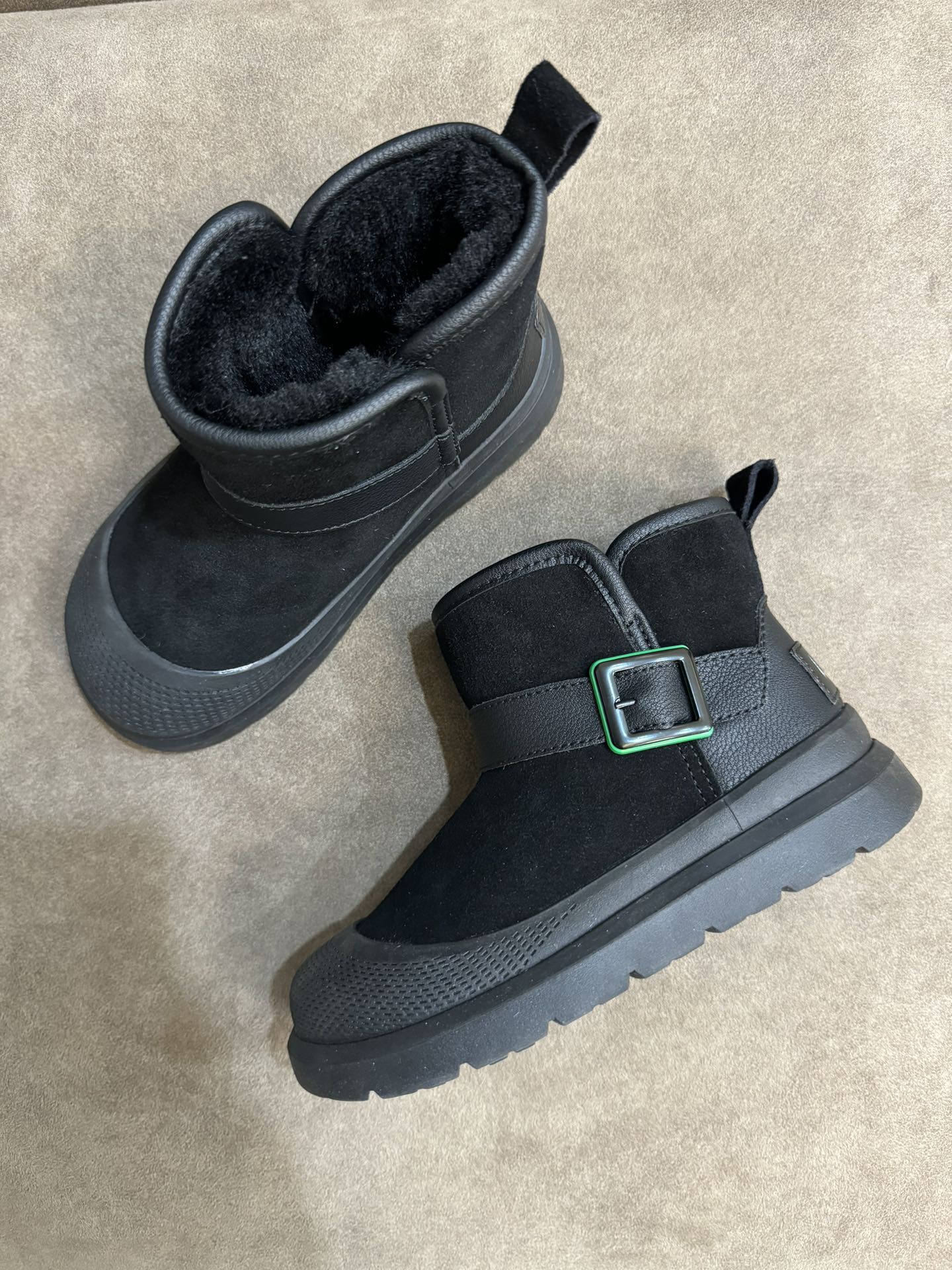 图片[7]-UGG新款皮毛一体保暖卡扣中帮儿童雪地靴 尺码：26-37码 经典UGG款式❤️ 中帮款式设计，保暖防风☁️ 防水镭射系列，质感满满💯 橡胶耐磨防滑大底，脚感超赞👍🏻-选品中心