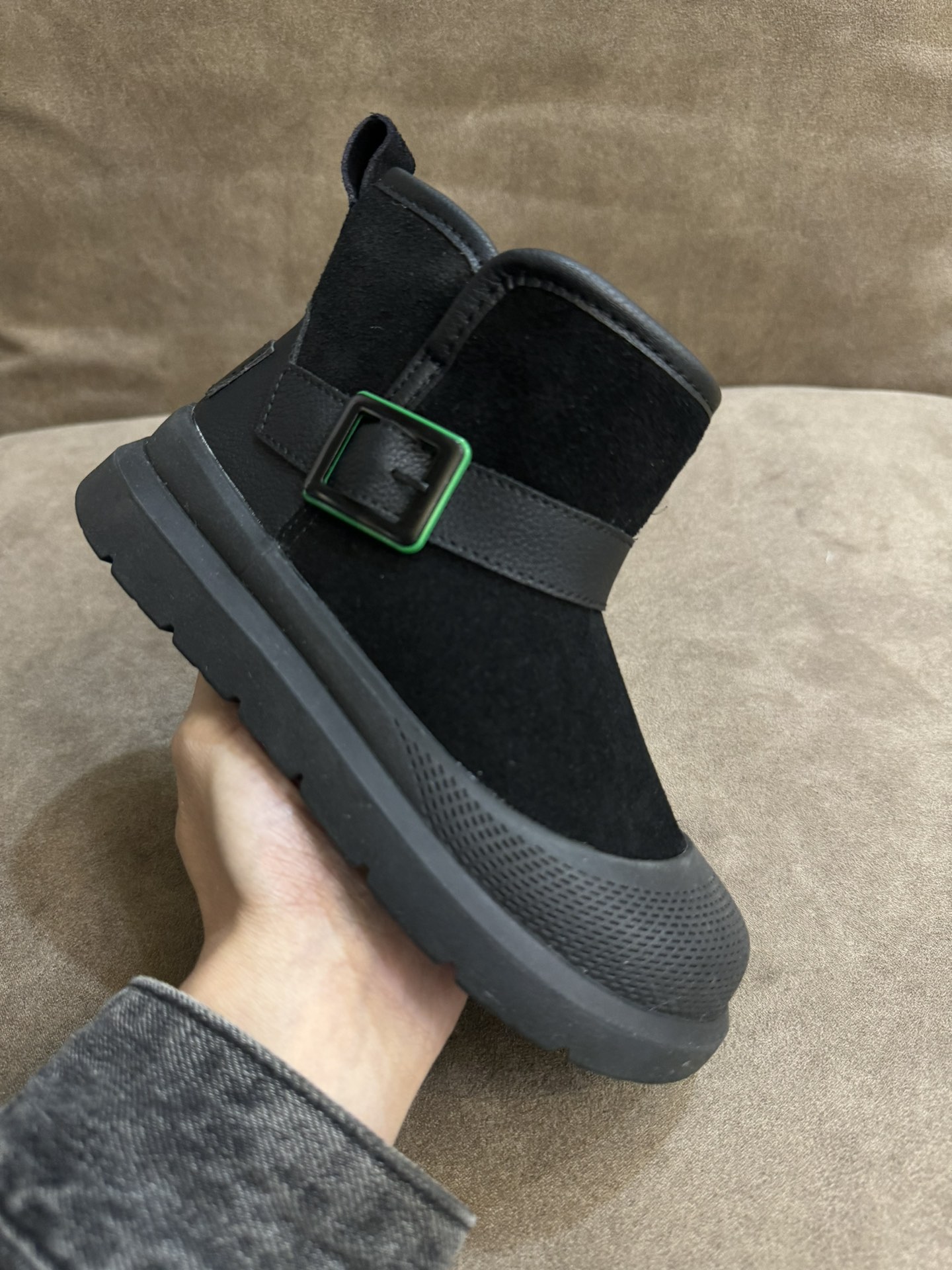 UGG新款皮毛一体保暖卡扣中帮儿童雪地靴 尺码：26-37码 经典UGG款式❤️ 中帮款式设计，保暖防风☁️ 防水镭射系列，质感满满💯 橡胶耐磨防滑大底，脚感超赞👍🏻-选品中心