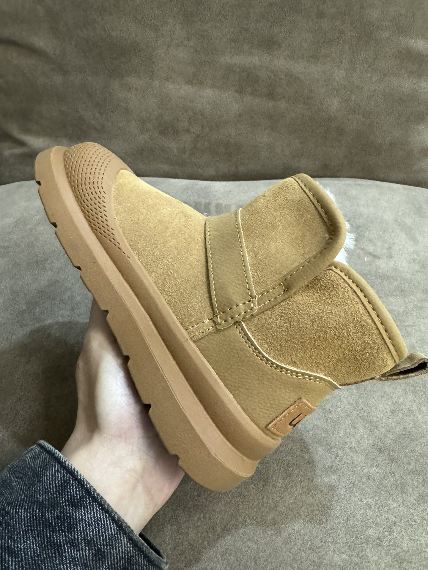 图片[2]-UGG新款皮毛一体保暖卡扣中帮儿童雪地靴 尺码：26-37码 经典UGG款式❤️ 中帮款式设计，保暖防风☁️ 防水镭射系列，质感满满💯 橡胶耐磨防滑大底，脚感超赞👍🏻-选品中心