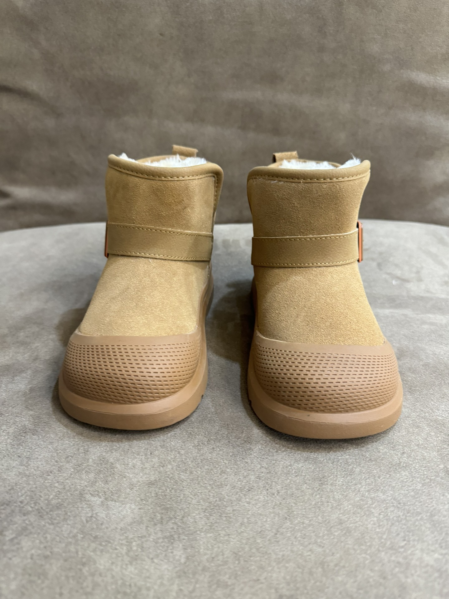 图片[3]-UGG新款皮毛一体保暖卡扣中帮儿童雪地靴 尺码：26-37码 经典UGG款式❤️ 中帮款式设计，保暖防风☁️ 防水镭射系列，质感满满💯 橡胶耐磨防滑大底，脚感超赞👍🏻-选品中心