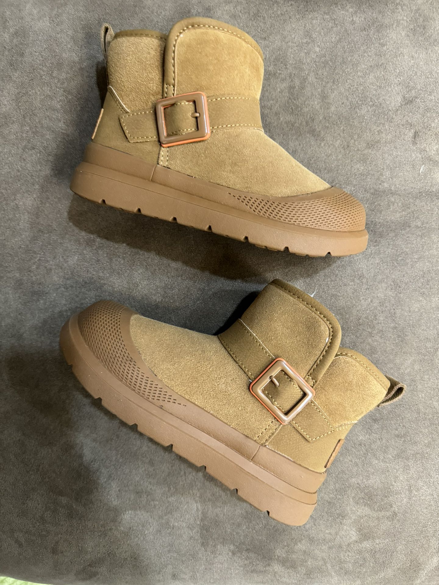 图片[5]-UGG新款皮毛一体保暖卡扣中帮儿童雪地靴 尺码：26-37码 经典UGG款式❤️ 中帮款式设计，保暖防风☁️ 防水镭射系列，质感满满💯 橡胶耐磨防滑大底，脚感超赞👍🏻-选品中心