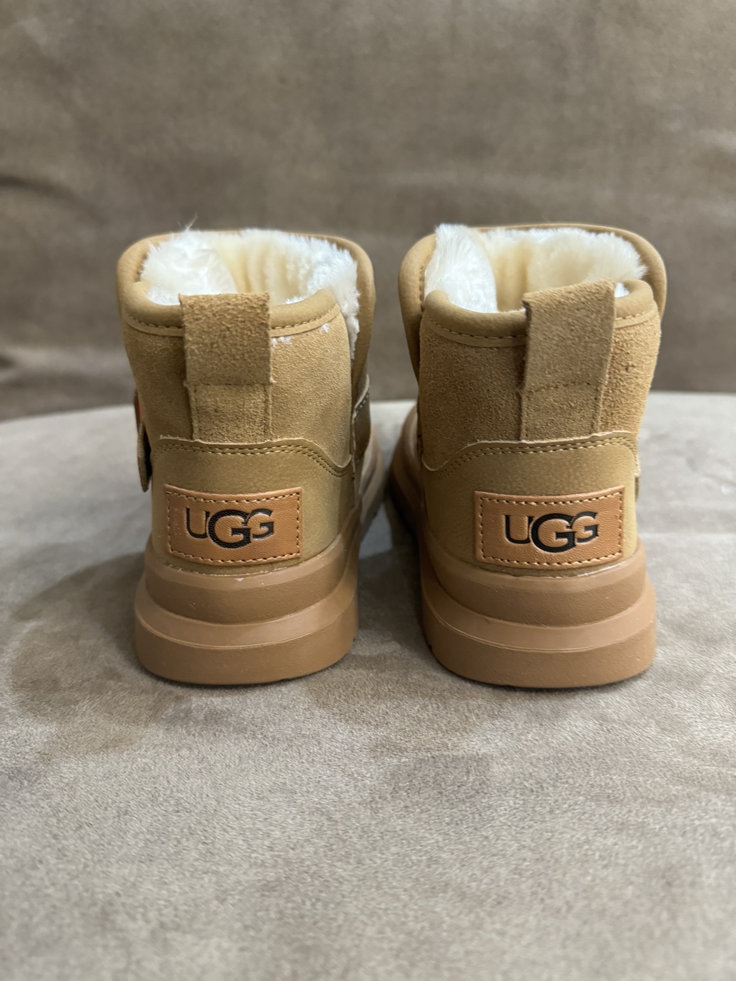 图片[4]-UGG新款皮毛一体保暖卡扣中帮儿童雪地靴 尺码：26-37码 经典UGG款式❤️ 中帮款式设计，保暖防风☁️ 防水镭射系列，质感满满💯 橡胶耐磨防滑大底，脚感超赞👍🏻-选品中心