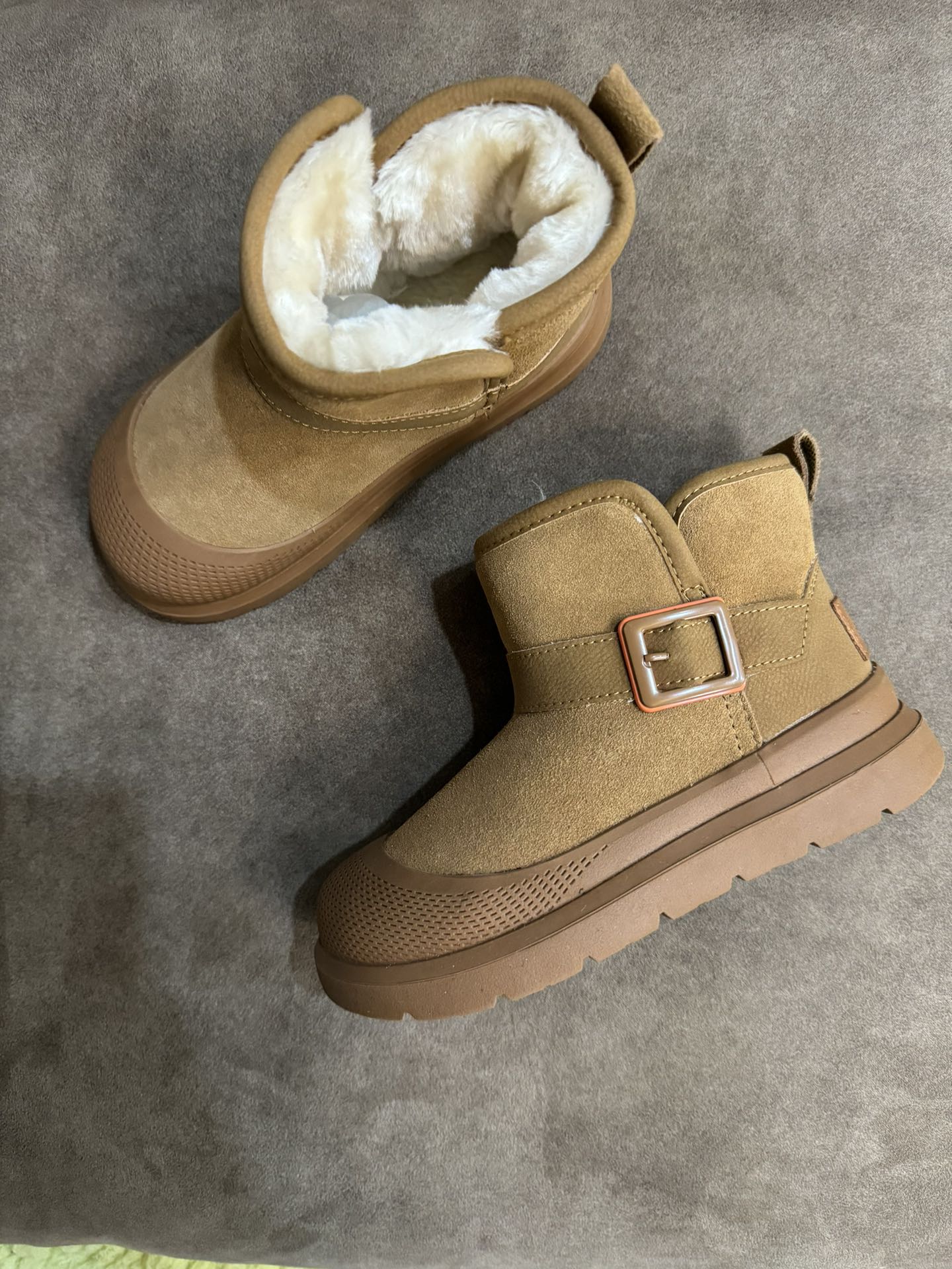 图片[7]-UGG新款皮毛一体保暖卡扣中帮儿童雪地靴 尺码：26-37码 经典UGG款式❤️ 中帮款式设计，保暖防风☁️ 防水镭射系列，质感满满💯 橡胶耐磨防滑大底，脚感超赞👍🏻-选品中心