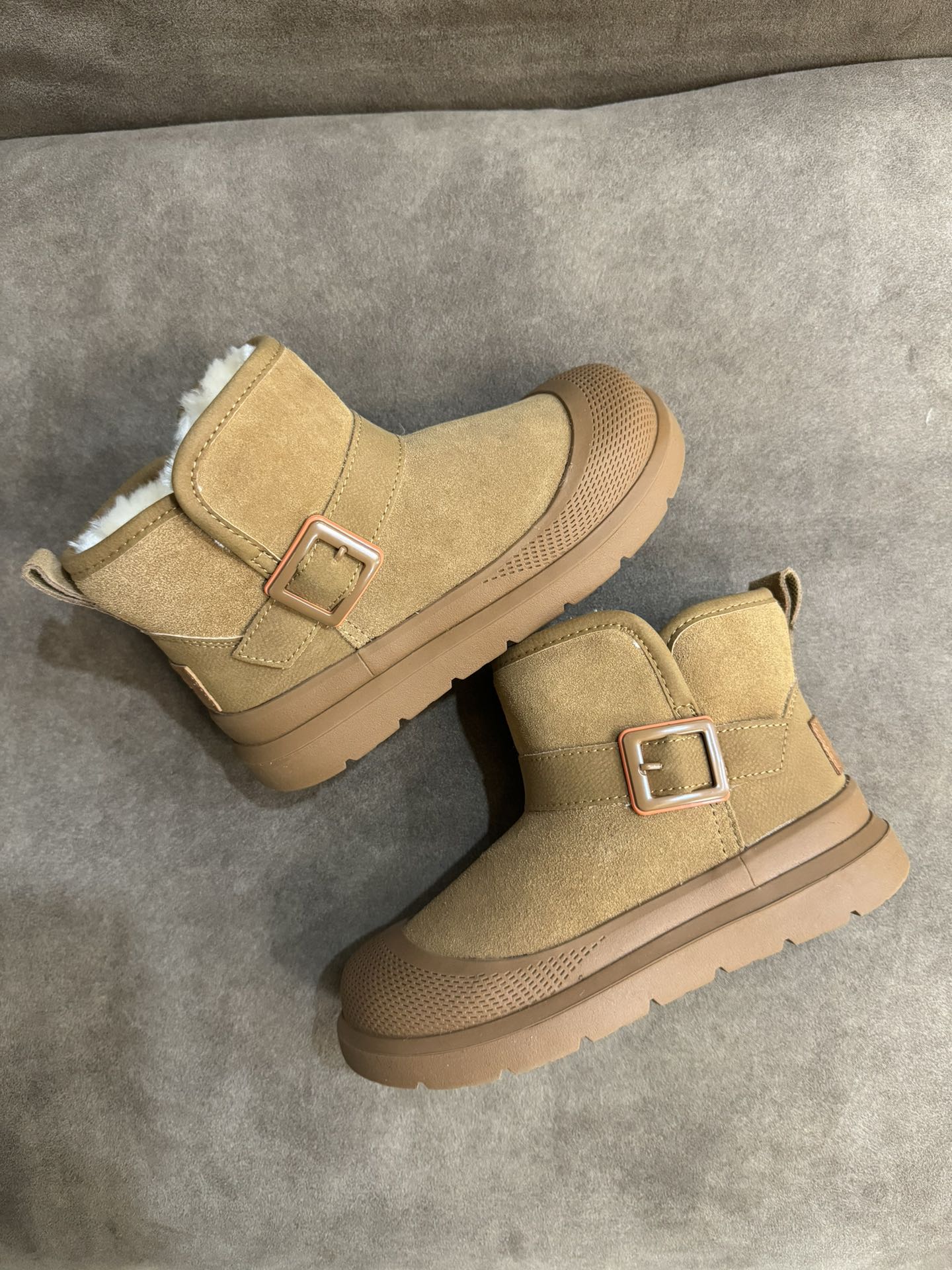 图片[6]-UGG新款皮毛一体保暖卡扣中帮儿童雪地靴 尺码：26-37码 经典UGG款式❤️ 中帮款式设计，保暖防风☁️ 防水镭射系列，质感满满💯 橡胶耐磨防滑大底，脚感超赞👍🏻-选品中心