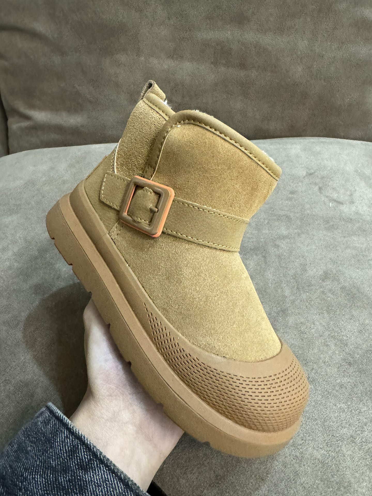 UGG新款皮毛一体保暖卡扣中帮儿童雪地靴 尺码：26-37码 经典UGG款式❤️ 中帮款式设计，保暖防风☁️ 防水镭射系列，质感满满💯 橡胶耐磨防滑大底，脚感超赞👍🏻-选品中心