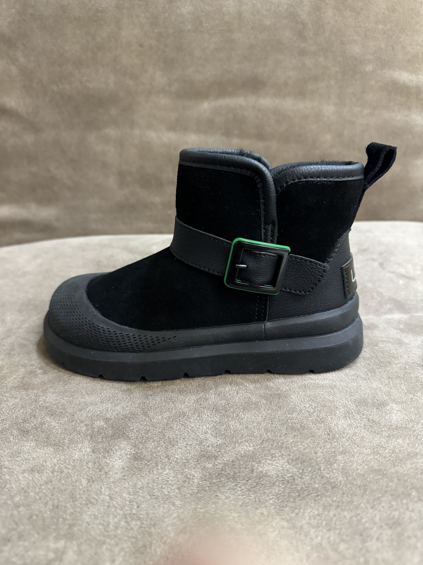 图片[9]-UGG新款皮毛一体保暖卡扣中帮儿童雪地靴 尺码：26-37码 经典UGG款式❤️ 中帮款式设计，保暖防风☁️ 防水镭射系列，质感满满💯 橡胶耐磨防滑大底，脚感超赞👍🏻-选品中心