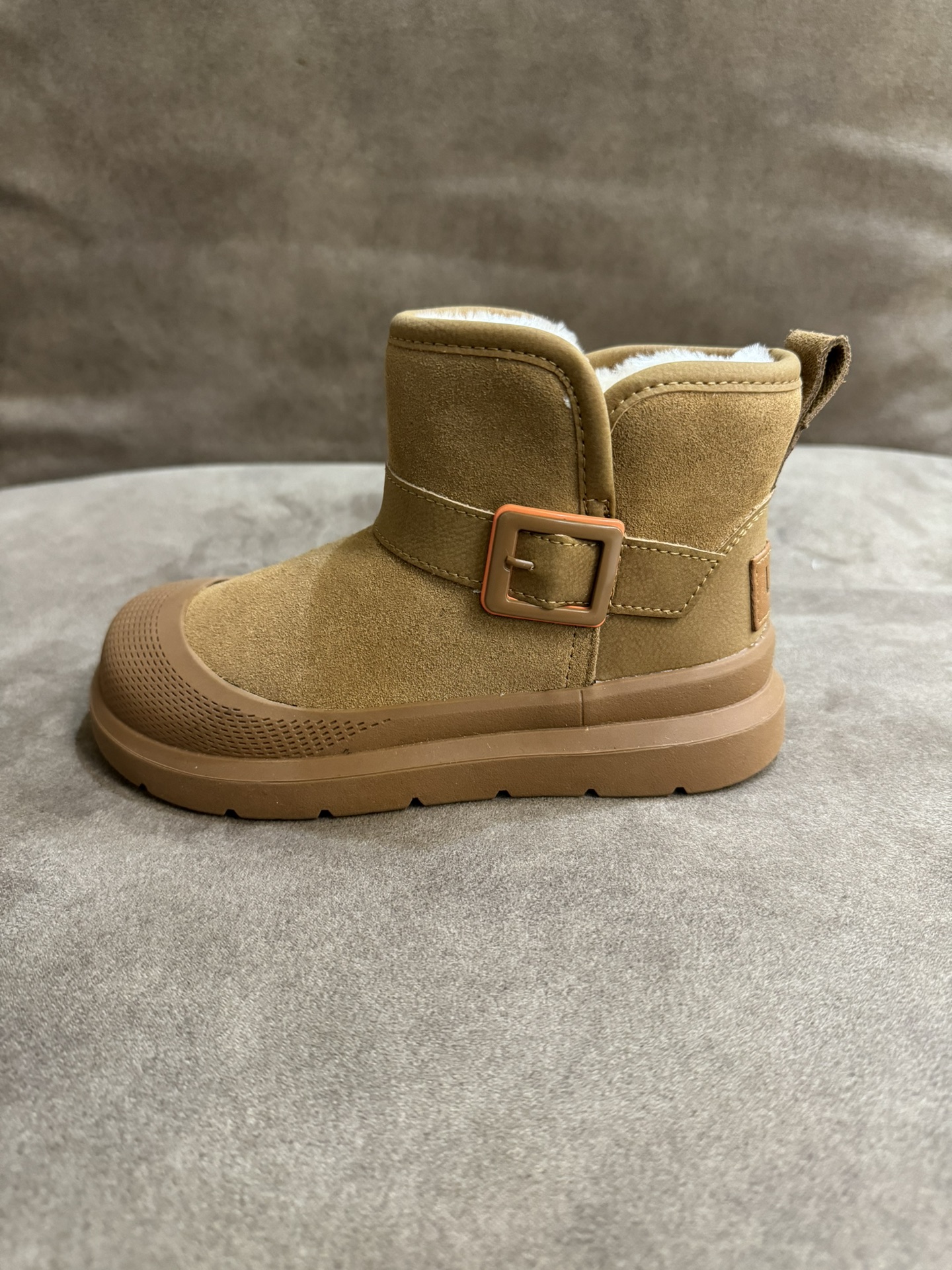 图片[9]-UGG新款皮毛一体保暖卡扣中帮儿童雪地靴 尺码：26-37码 经典UGG款式❤️ 中帮款式设计，保暖防风☁️ 防水镭射系列，质感满满💯 橡胶耐磨防滑大底，脚感超赞👍🏻-选品中心