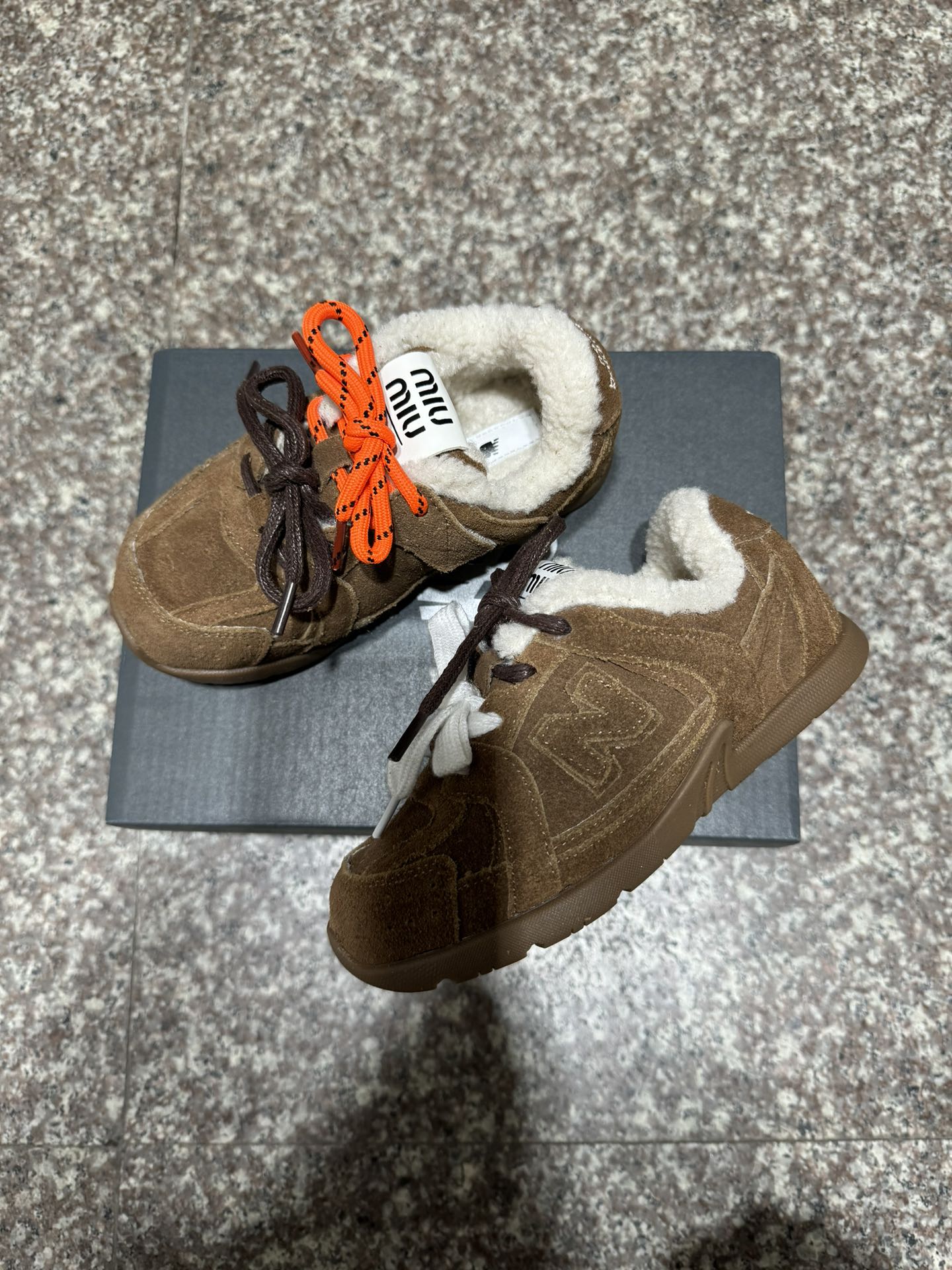 图片[8]-NB 530 miumiu 加绒联名童鞋 尺码24–37 采用双鞋带设计、独特的风格非常有质感！版型超级好看不肥不胖爱了爱了上脚非常轻便百搭～.-选品中心