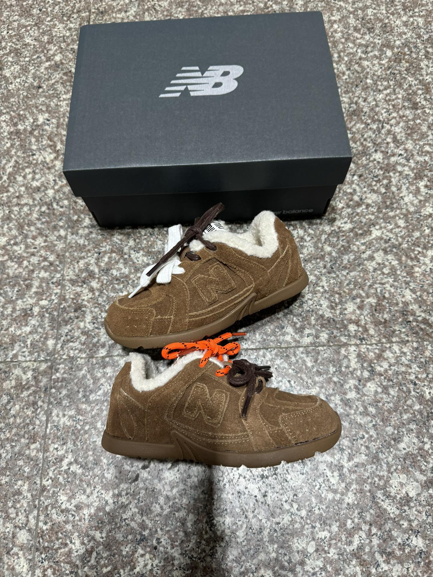 图片[5]-NB 530 miumiu 加绒联名童鞋 尺码24–37 采用双鞋带设计、独特的风格非常有质感！版型超级好看不肥不胖爱了爱了上脚非常轻便百搭～.-选品中心