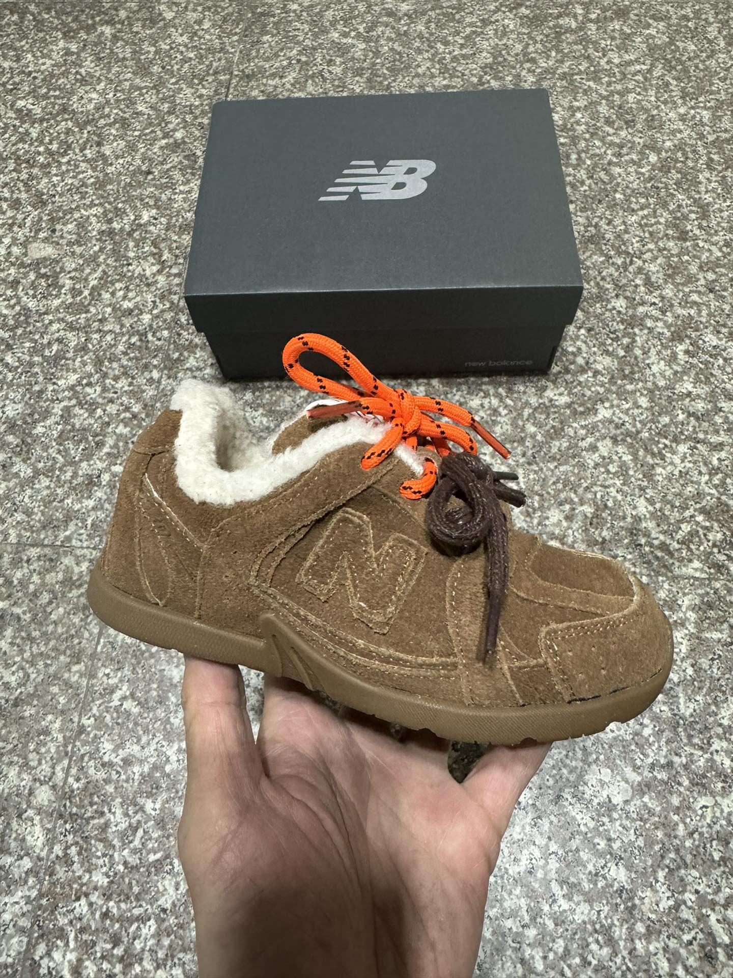 图片[3]-NB 530 miumiu 加绒联名童鞋 尺码24–37 采用双鞋带设计、独特的风格非常有质感！版型超级好看不肥不胖爱了爱了上脚非常轻便百搭～.-选品中心