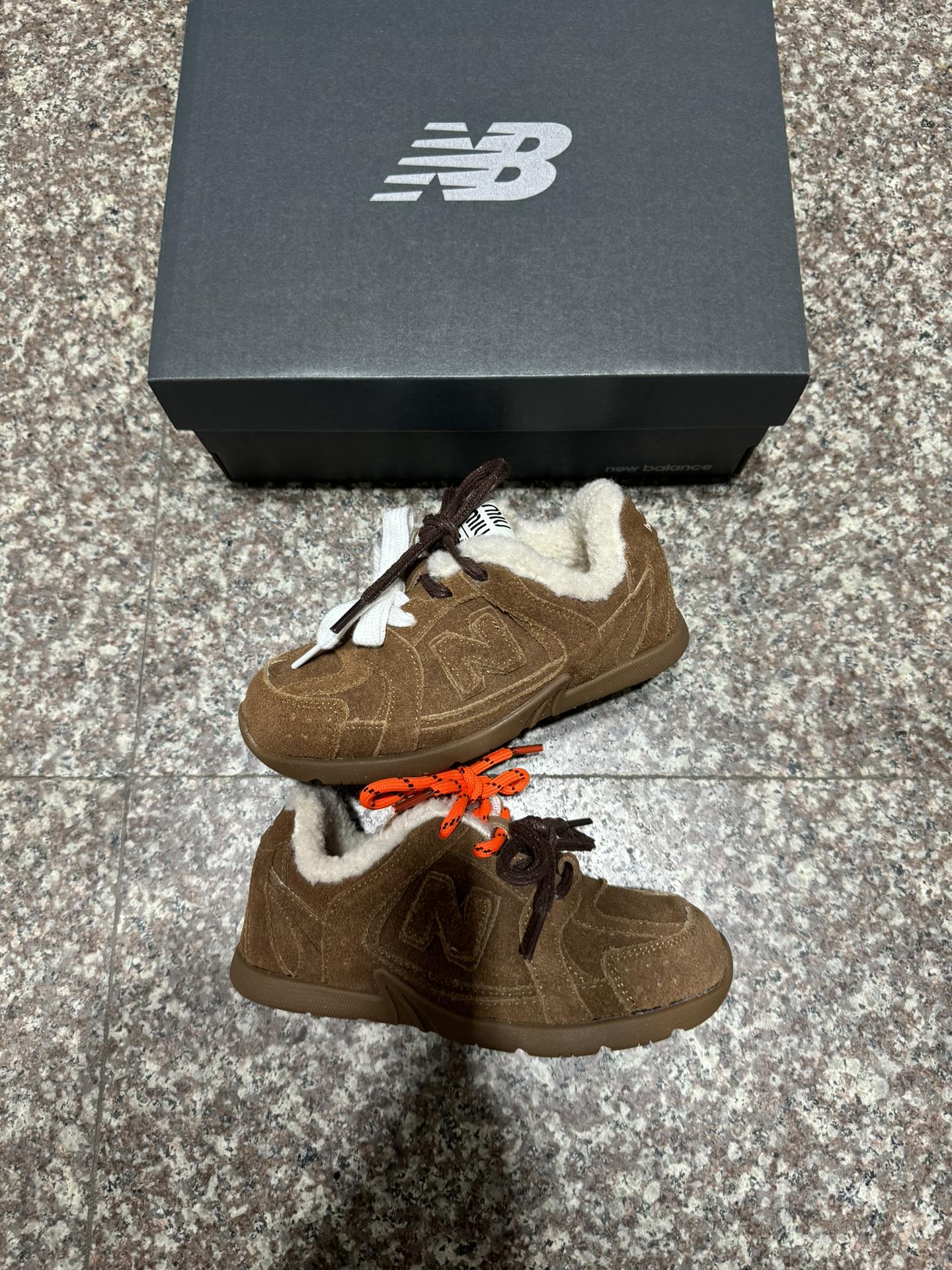 图片[4]-NB 530 miumiu 加绒联名童鞋 尺码24–37 采用双鞋带设计、独特的风格非常有质感！版型超级好看不肥不胖爱了爱了上脚非常轻便百搭～.-选品中心