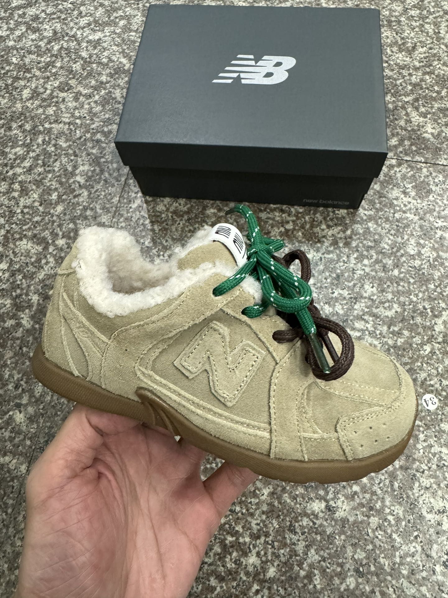 图片[3]-NB 530 miumiu 加绒联名童鞋 尺码24–37 采用双鞋带设计、独特的风格非常有质感！版型超级好看不肥不胖爱了爱了上脚非常轻便百搭～.-选品中心