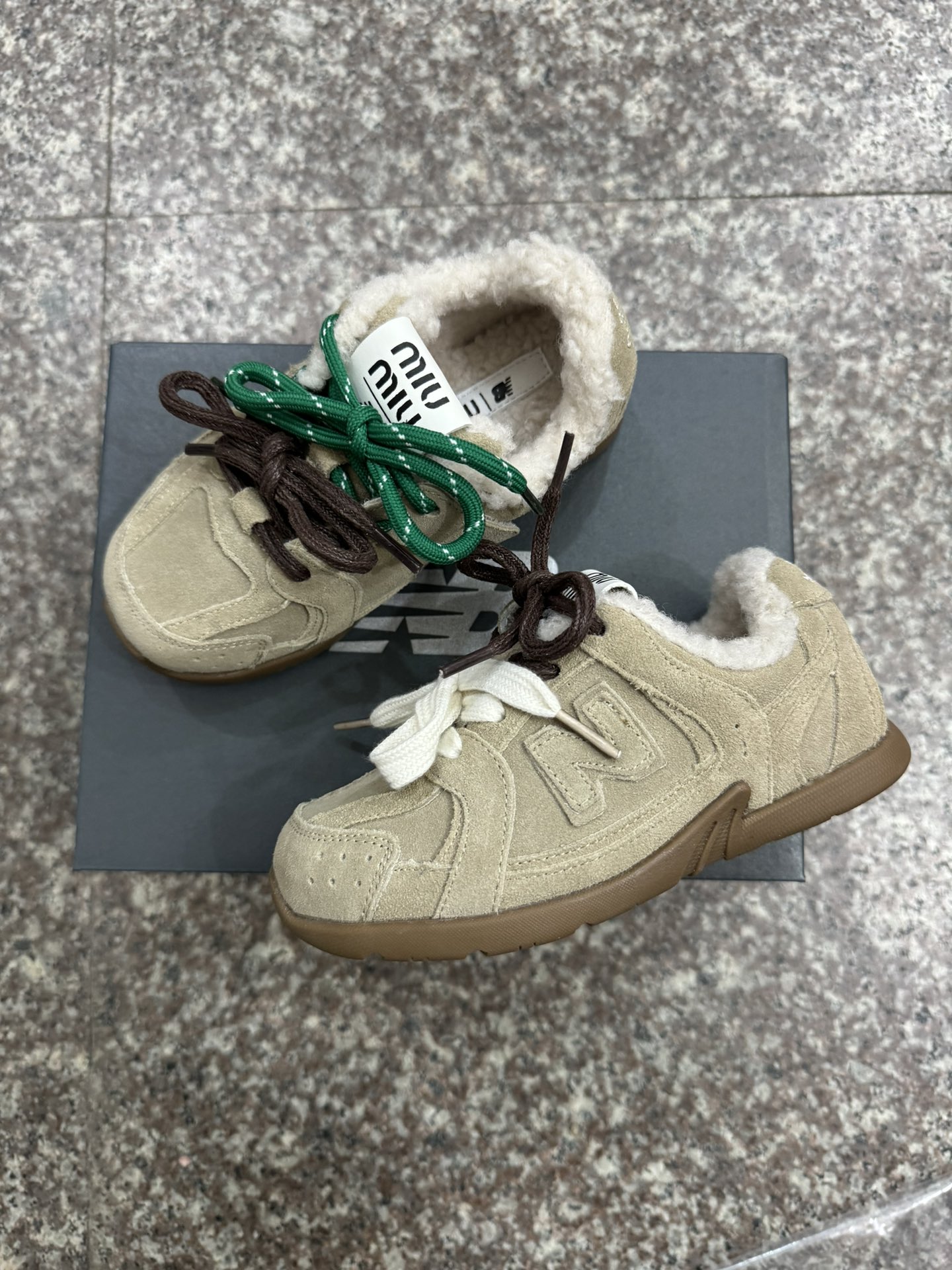 图片[6]-NB 530 miumiu 加绒联名童鞋 尺码24–37 采用双鞋带设计、独特的风格非常有质感！版型超级好看不肥不胖爱了爱了上脚非常轻便百搭～.-选品中心