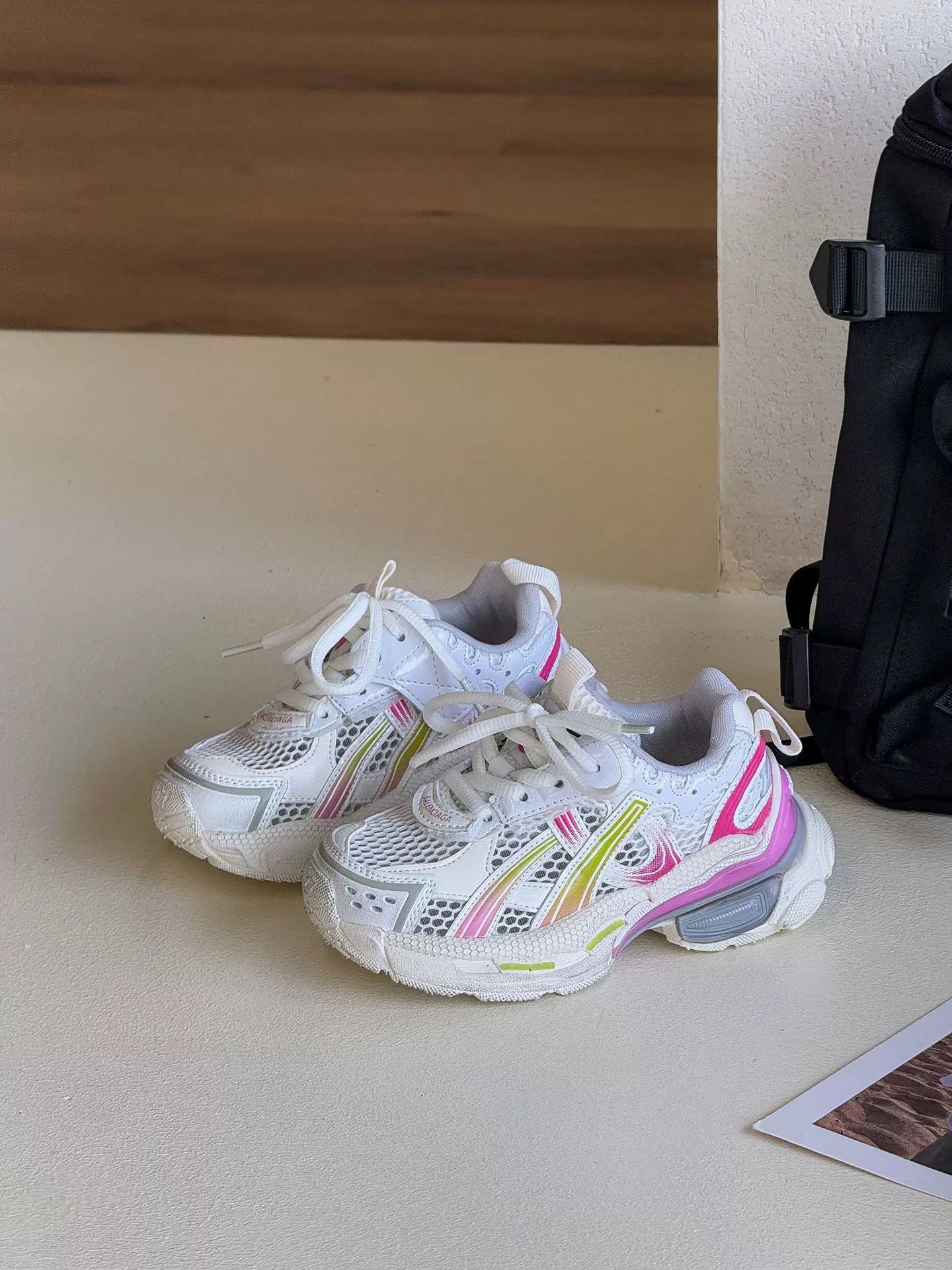 巴黎7.5代单网透气系列儿童魔术贴老爹鞋 尺码：26-37码 经典巴黎世家老爹款🆒 魔术贴设计，穿脱方便✌🏻 闪钻系列✨时髦又洋气✨-选品中心