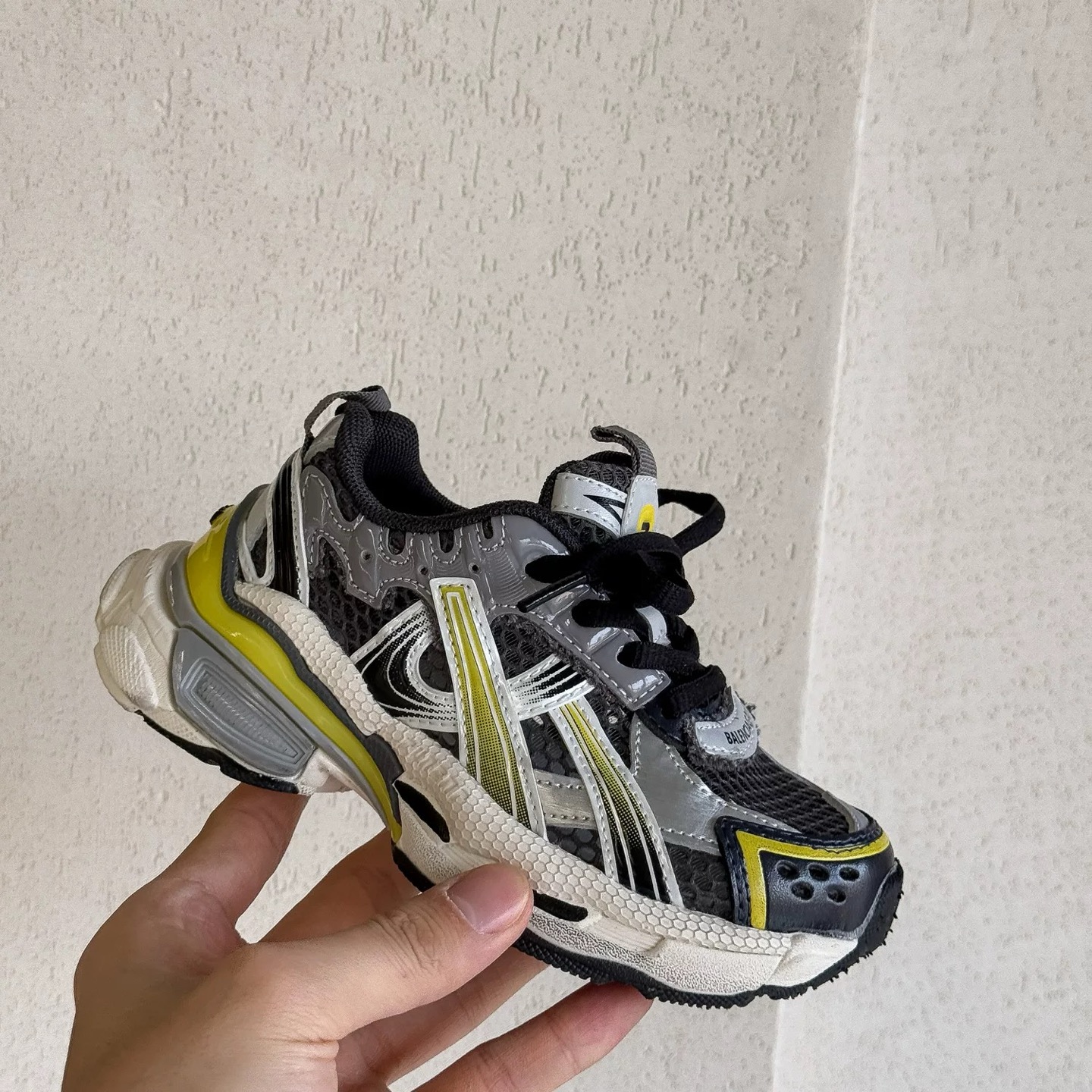 巴黎7.5代单网透气系列儿童魔术贴老爹鞋 尺码：26-37码 经典巴黎世家老爹款🆒 魔术贴设计，穿脱方便✌🏻 闪钻系列✨时髦又洋气✨-选品中心