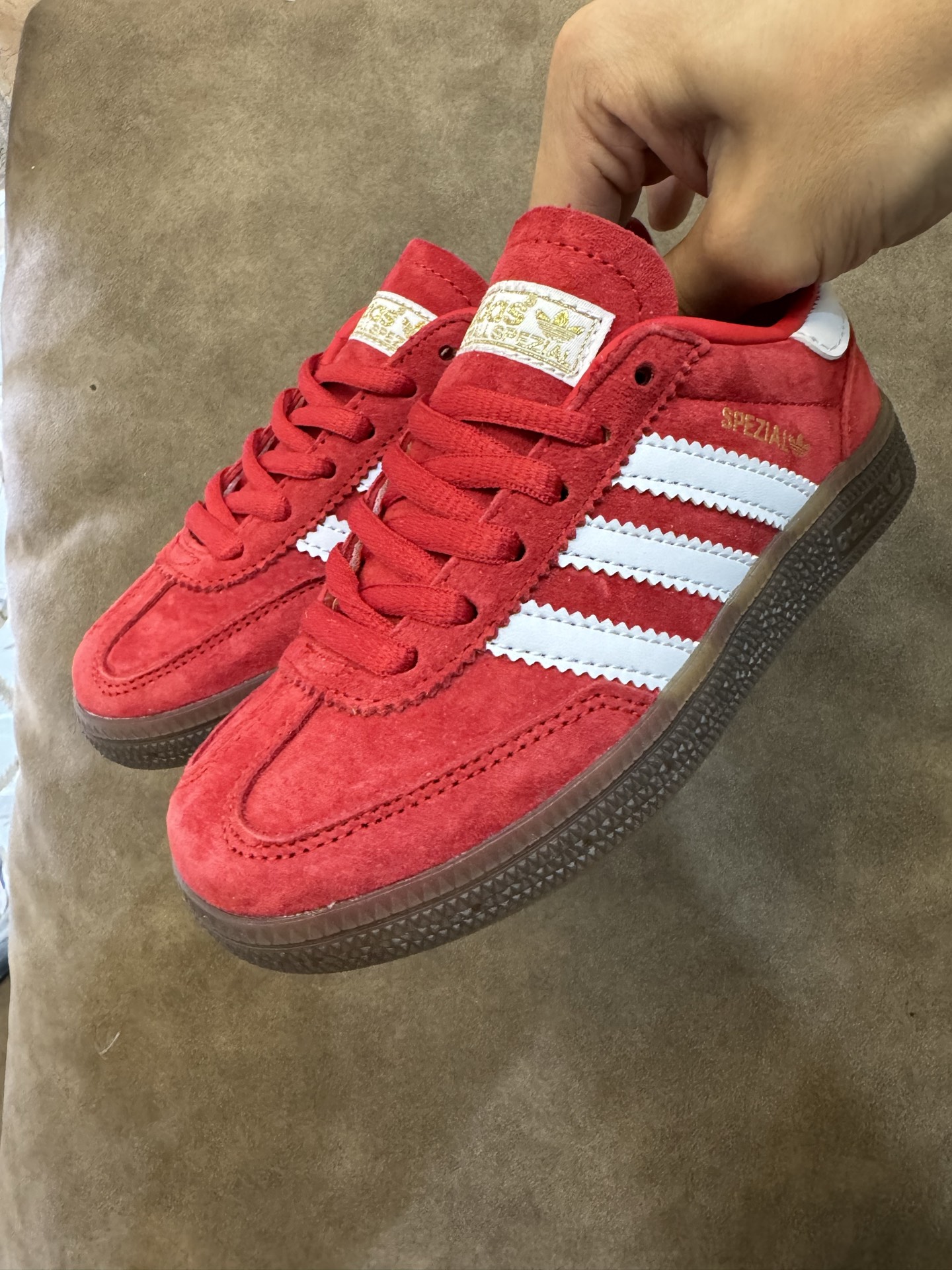 新色 AD德训三代新款handball spezial儿童手球鞋休闲鞋 尺码：24-37码 超百搭的新款德训🆕 优质猪八革面料，质感满分💯 橡胶耐磨防滑大底，脚感超赞👍🏻. 额外附赠一对鞋带扣，穿脱更加方便✌🏻-选品中心