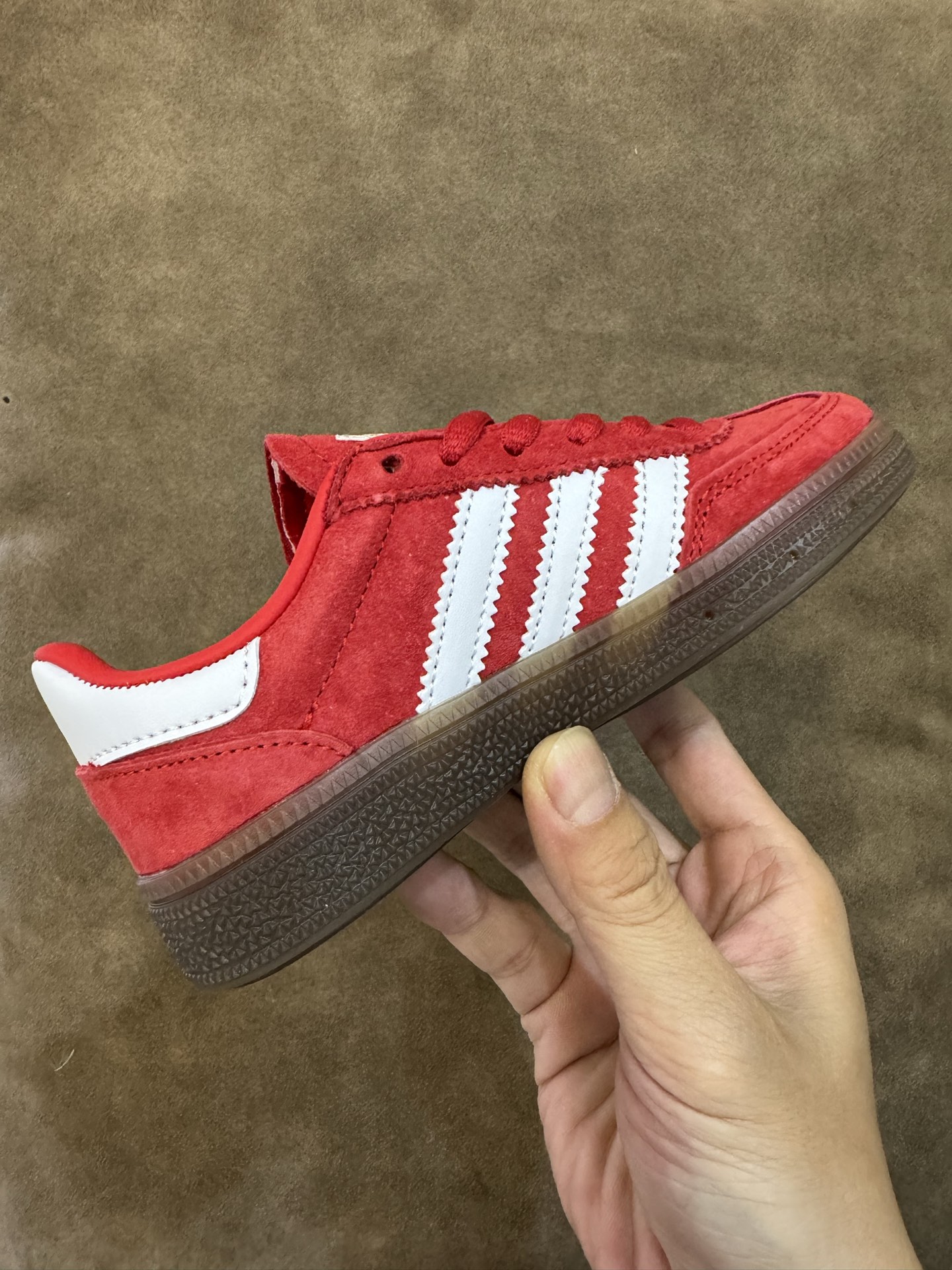 图片[6]-新色 AD德训三代新款handball spezial儿童手球鞋休闲鞋 尺码：24-37码 超百搭的新款德训🆕 优质猪八革面料，质感满分💯 橡胶耐磨防滑大底，脚感超赞👍🏻. 额外附赠一对鞋带扣，穿脱更加方便✌🏻-选品中心