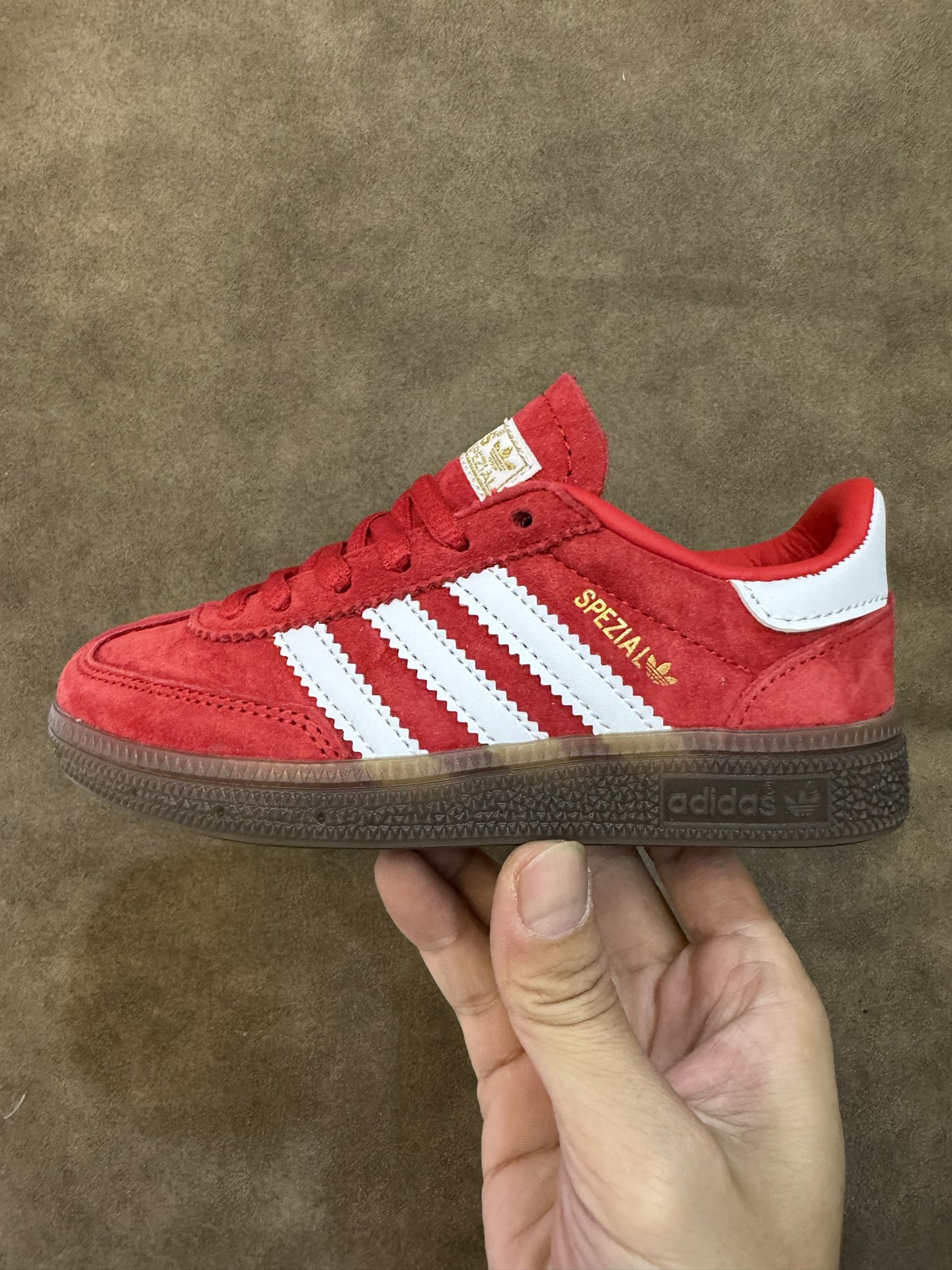 图片[4]-新色 AD德训三代新款handball spezial儿童手球鞋休闲鞋 尺码：24-37码 超百搭的新款德训🆕 优质猪八革面料，质感满分💯 橡胶耐磨防滑大底，脚感超赞👍🏻. 额外附赠一对鞋带扣，穿脱更加方便✌🏻-选品中心