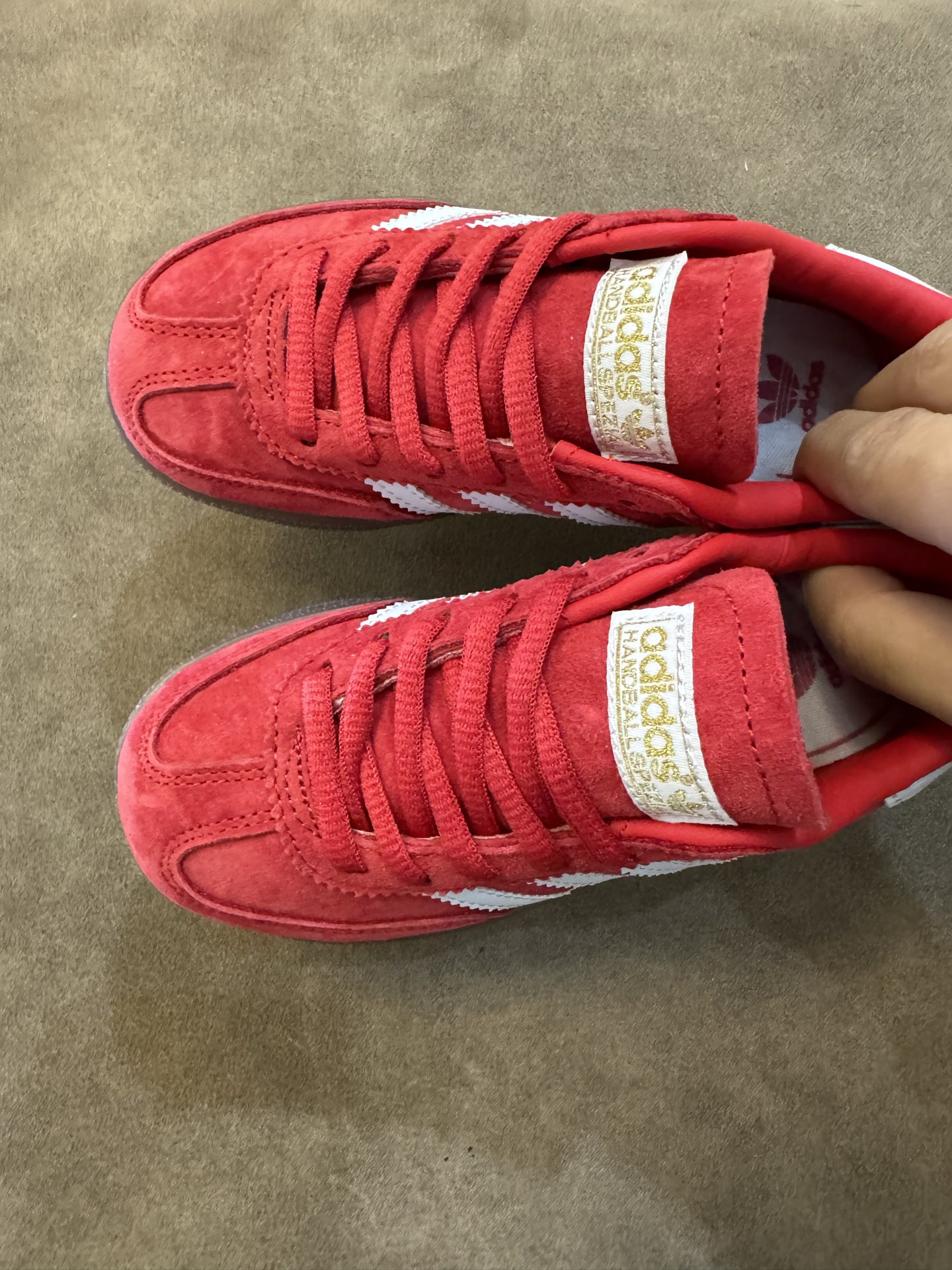 图片[2]-新色 AD德训三代新款handball spezial儿童手球鞋休闲鞋 尺码：24-37码 超百搭的新款德训🆕 优质猪八革面料，质感满分💯 橡胶耐磨防滑大底，脚感超赞👍🏻. 额外附赠一对鞋带扣，穿脱更加方便✌🏻-选品中心