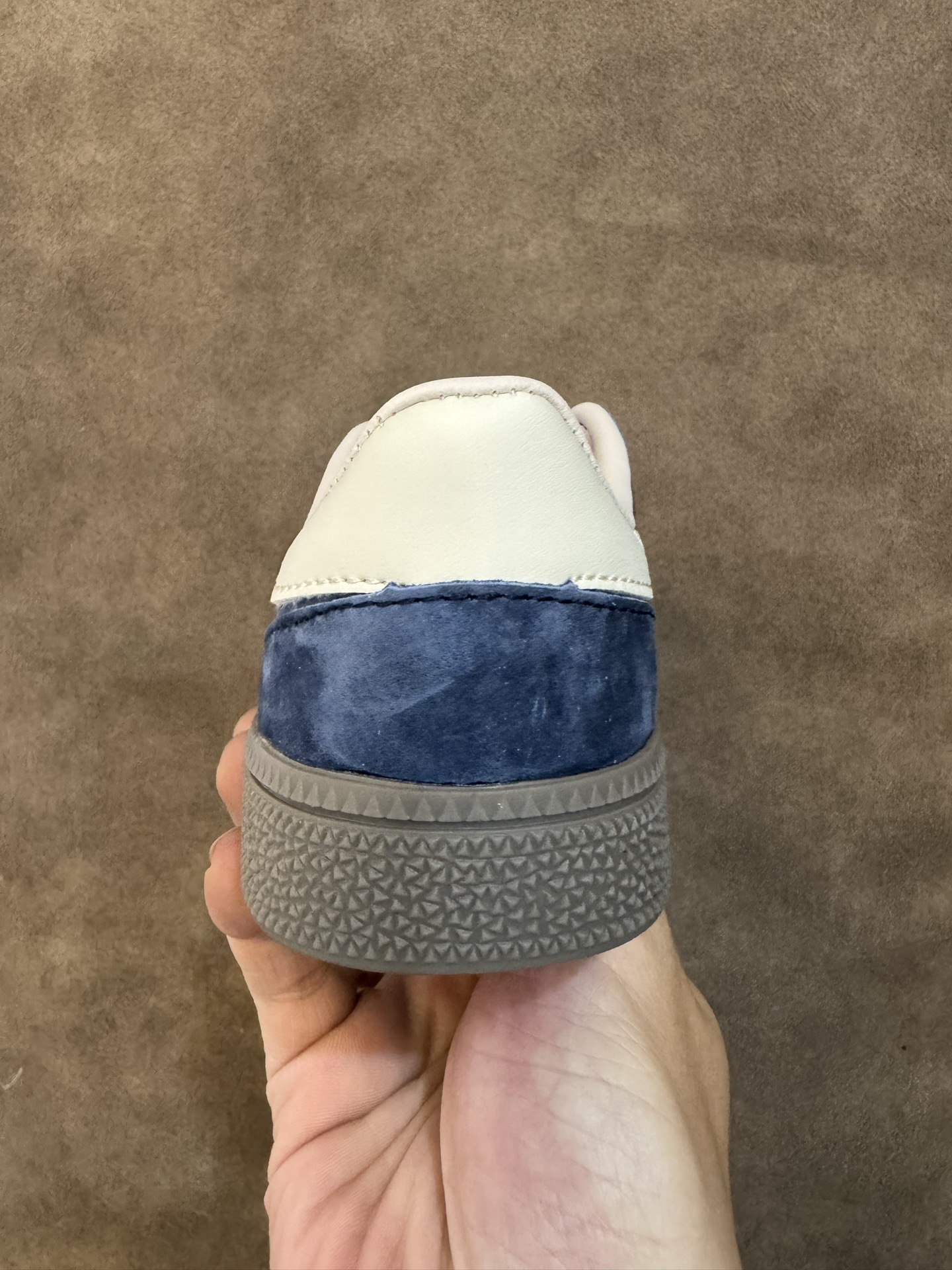 图片[7]-新色出货 AD德训三代新款handball spezial儿童手球鞋休闲鞋 尺码：24-37码 超百搭的新款德训🆕 优质猪八革面料，质感满分💯 橡胶耐磨防滑大底，脚感超赞👍🏻. 额外附赠一对鞋带扣，穿脱更加方便✌🏻-选品中心