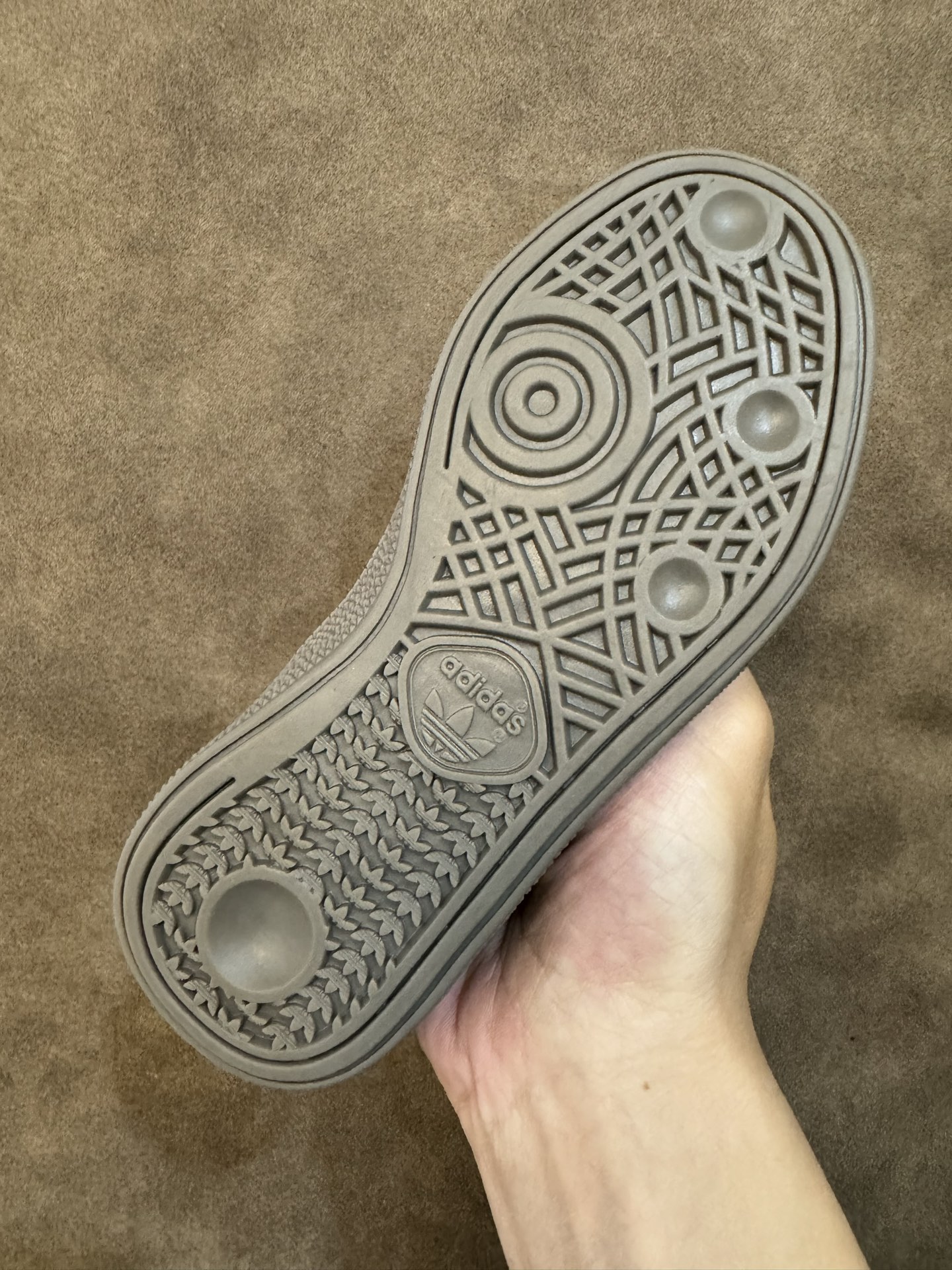 图片[5]-新色出货 AD德训三代新款handball spezial儿童手球鞋休闲鞋 尺码：24-37码 超百搭的新款德训🆕 优质猪八革面料，质感满分💯 橡胶耐磨防滑大底，脚感超赞👍🏻. 额外附赠一对鞋带扣，穿脱更加方便✌🏻-选品中心