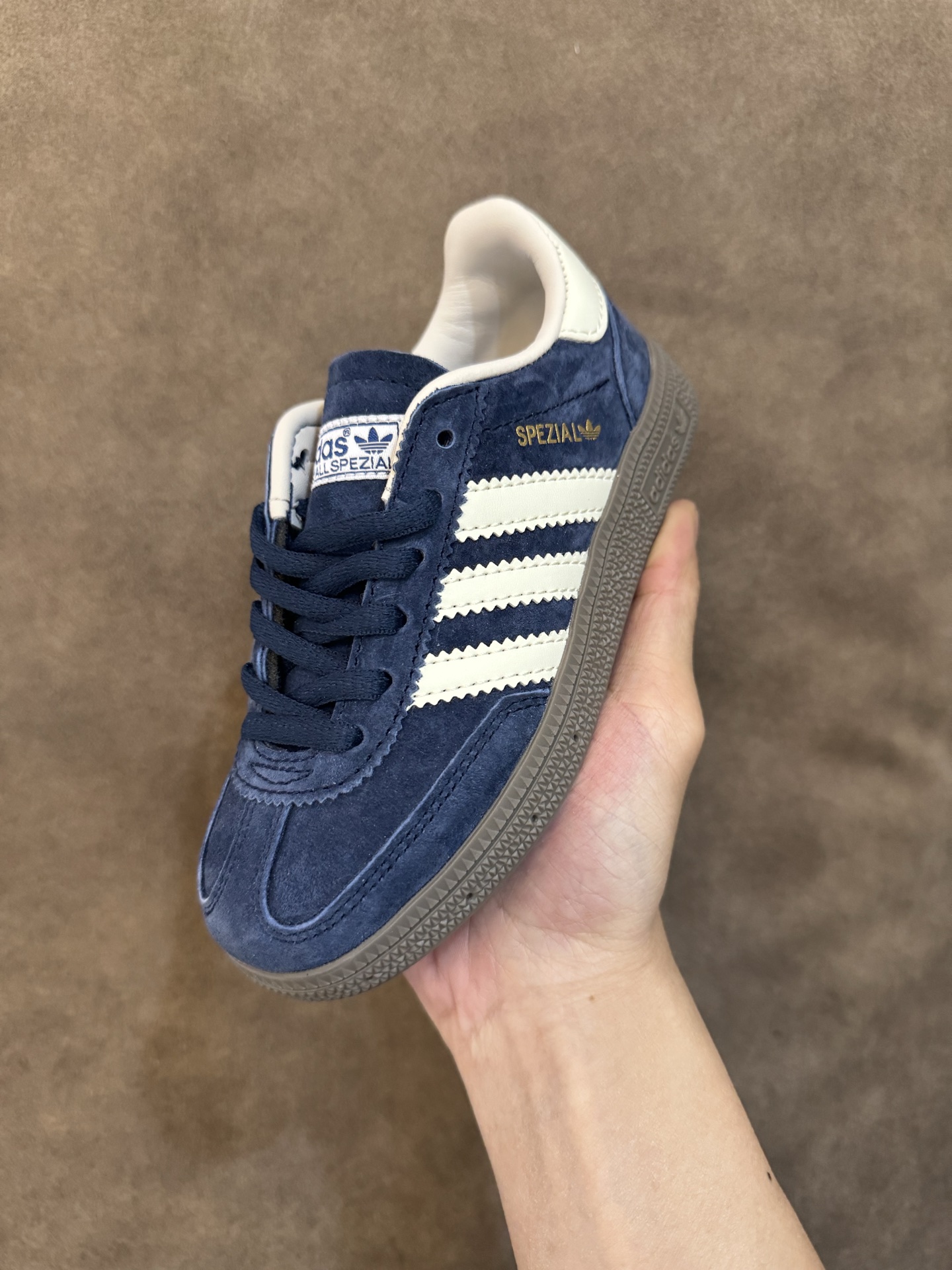 图片[3]-新色出货 AD德训三代新款handball spezial儿童手球鞋休闲鞋 尺码：24-37码 超百搭的新款德训🆕 优质猪八革面料，质感满分💯 橡胶耐磨防滑大底，脚感超赞👍🏻. 额外附赠一对鞋带扣，穿脱更加方便✌🏻-选品中心