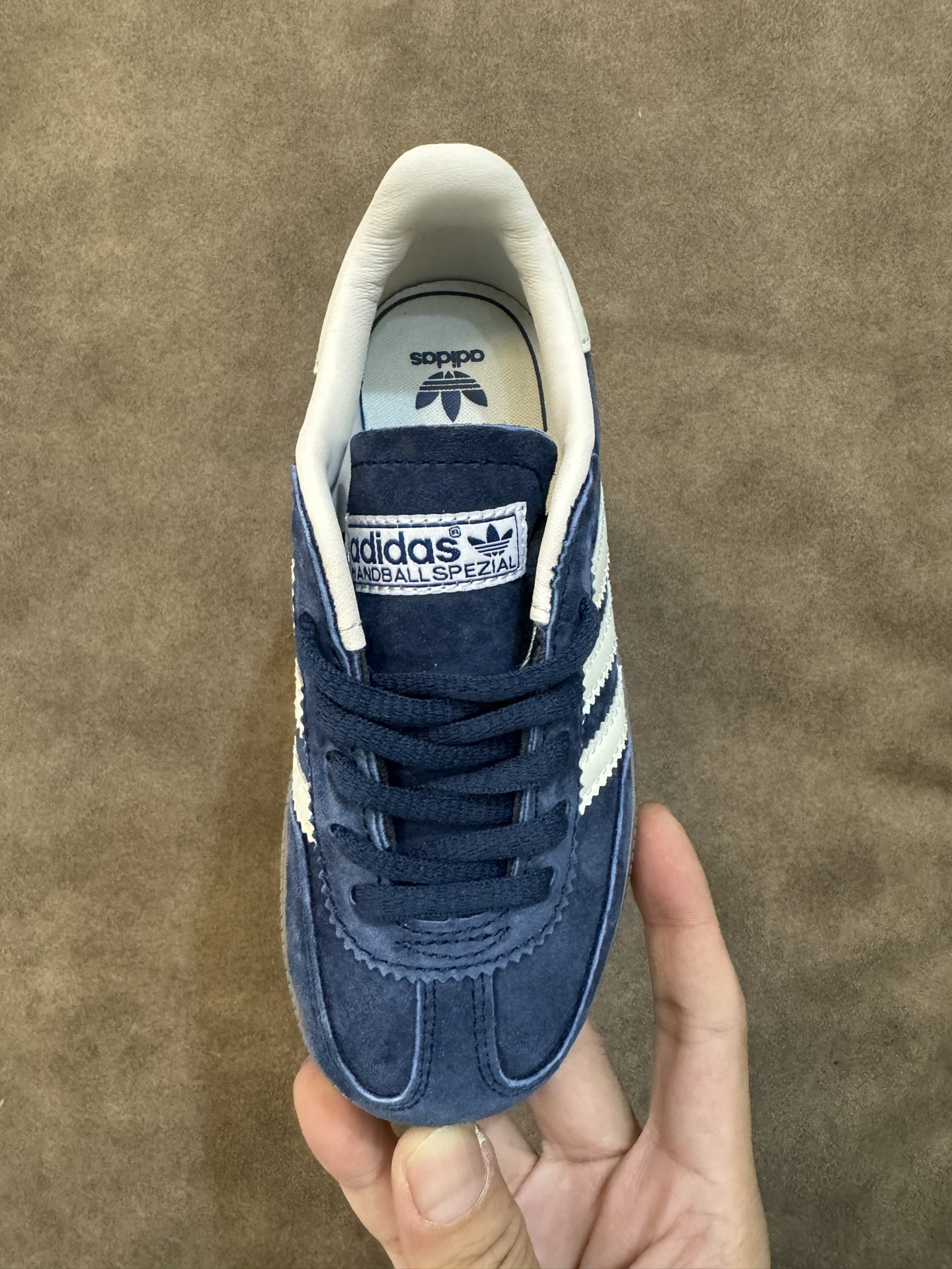 图片[8]-新色出货 AD德训三代新款handball spezial儿童手球鞋休闲鞋 尺码：24-37码 超百搭的新款德训🆕 优质猪八革面料，质感满分💯 橡胶耐磨防滑大底，脚感超赞👍🏻. 额外附赠一对鞋带扣，穿脱更加方便✌🏻-选品中心