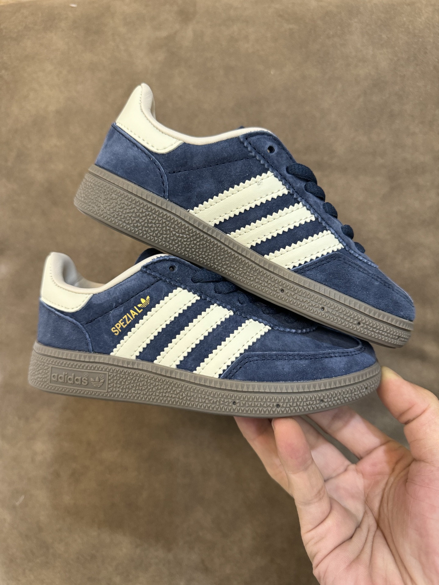 图片[9]-新色出货 AD德训三代新款handball spezial儿童手球鞋休闲鞋 尺码：24-37码 超百搭的新款德训🆕 优质猪八革面料，质感满分💯 橡胶耐磨防滑大底，脚感超赞👍🏻. 额外附赠一对鞋带扣，穿脱更加方便✌🏻-选品中心