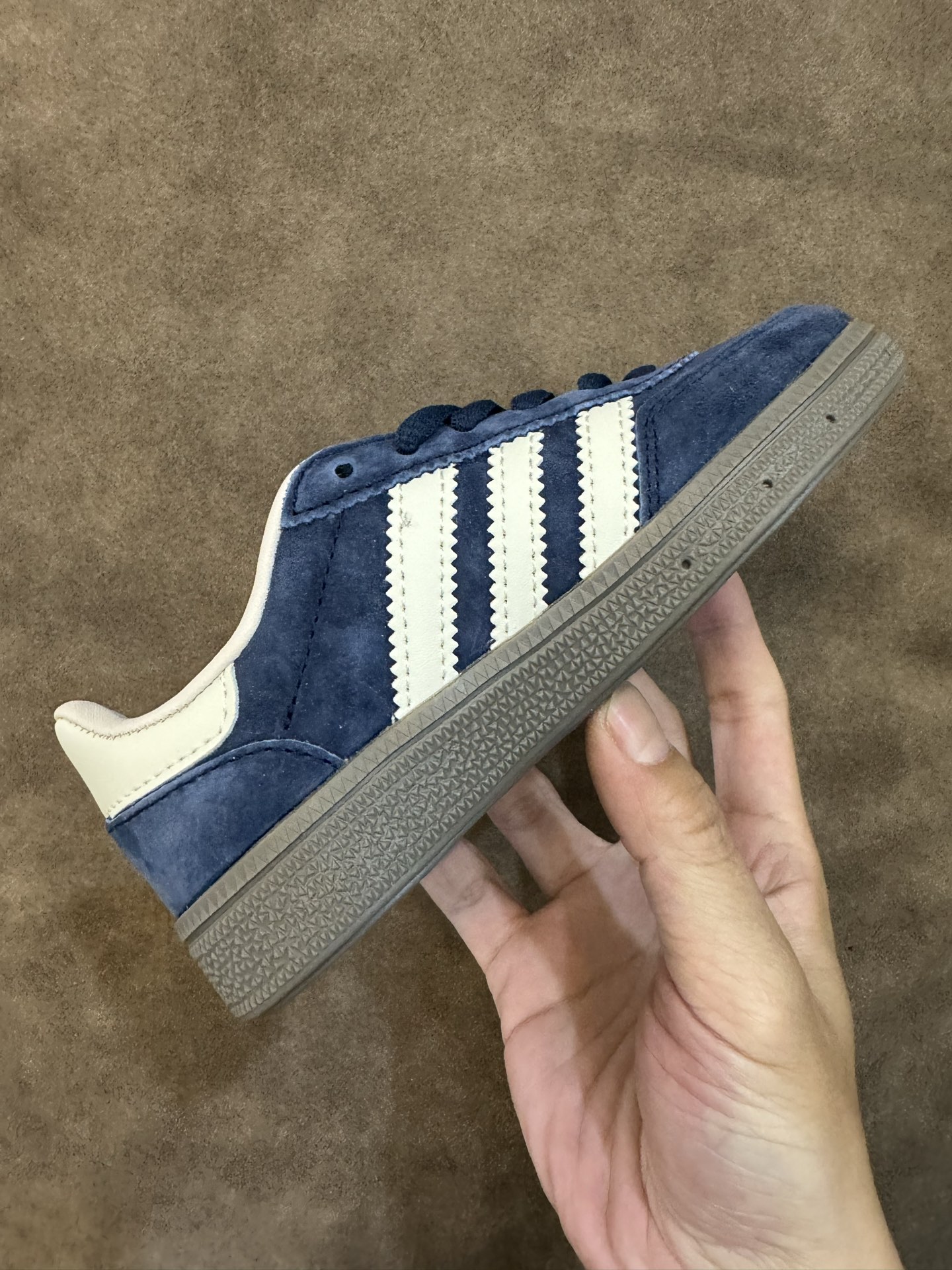 图片[6]-新色出货 AD德训三代新款handball spezial儿童手球鞋休闲鞋 尺码：24-37码 超百搭的新款德训🆕 优质猪八革面料，质感满分💯 橡胶耐磨防滑大底，脚感超赞👍🏻. 额外附赠一对鞋带扣，穿脱更加方便✌🏻-选品中心