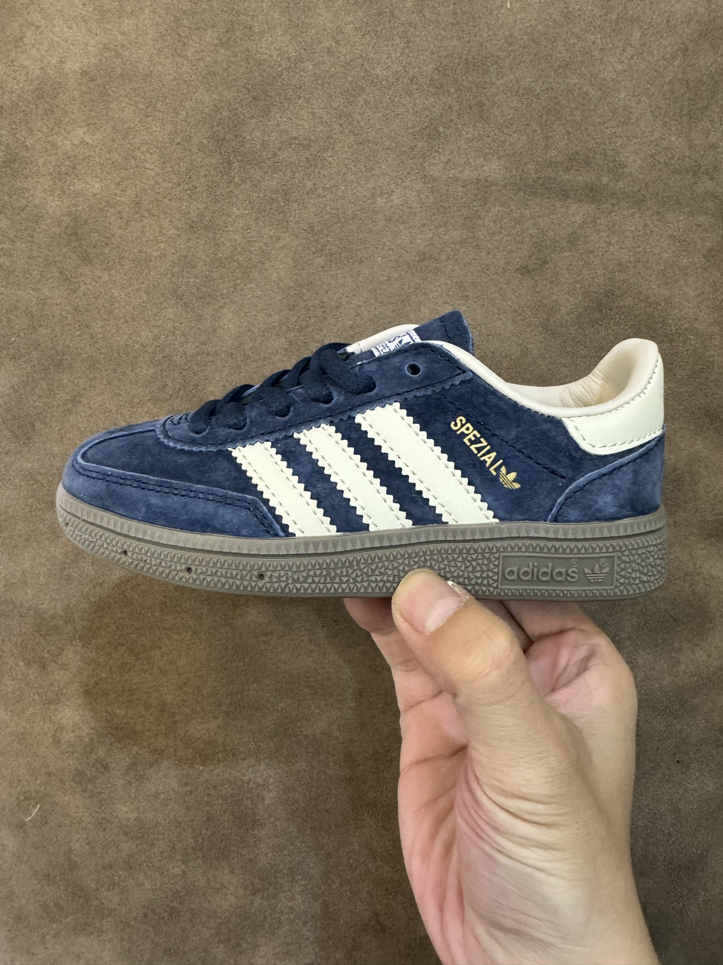 图片[4]-新色出货 AD德训三代新款handball spezial儿童手球鞋休闲鞋 尺码：24-37码 超百搭的新款德训🆕 优质猪八革面料，质感满分💯 橡胶耐磨防滑大底，脚感超赞👍🏻. 额外附赠一对鞋带扣，穿脱更加方便✌🏻-选品中心