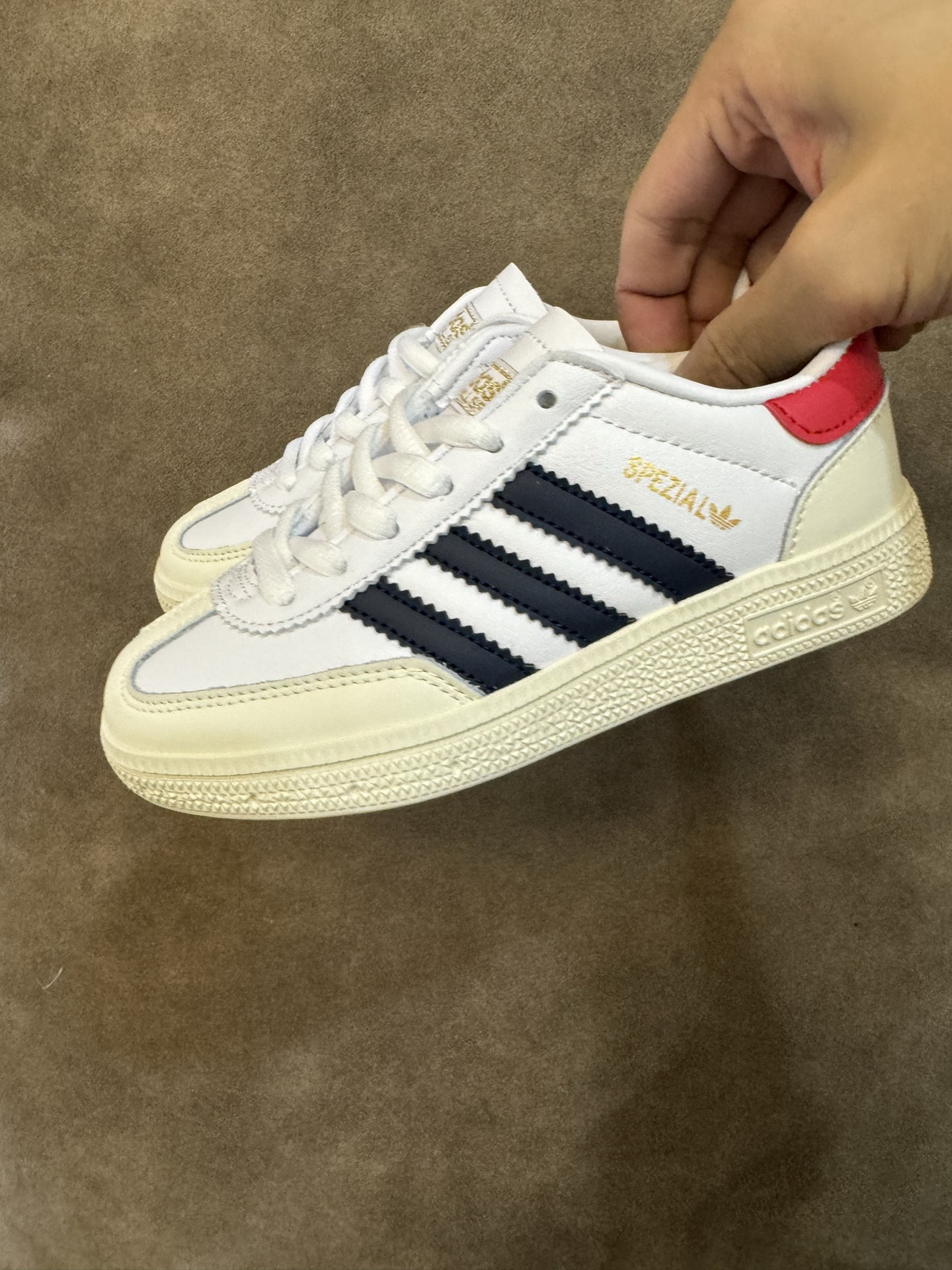 新色出货 AD德训三代新款handball spezial儿童手球鞋休闲鞋 尺码：24-37码 超百搭的新款德训🆕 优质猪八革面料，质感满分💯 橡胶耐磨防滑大底，脚感超赞👍🏻. 额外附赠一对鞋带扣，穿脱更加方便✌🏻-选品中心