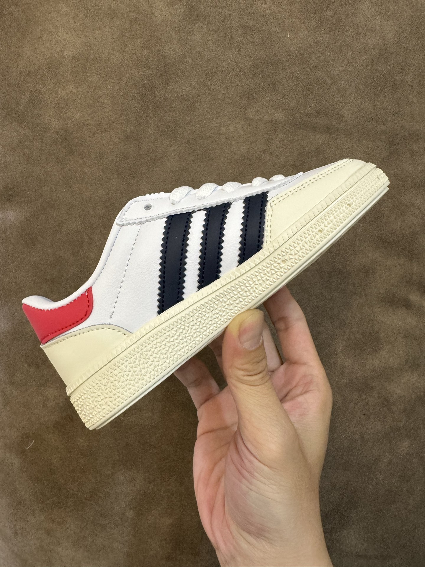 图片[6]-新色出货 AD德训三代新款handball spezial儿童手球鞋休闲鞋 尺码：24-37码 超百搭的新款德训🆕 优质猪八革面料，质感满分💯 橡胶耐磨防滑大底，脚感超赞👍🏻. 额外附赠一对鞋带扣，穿脱更加方便✌🏻-选品中心