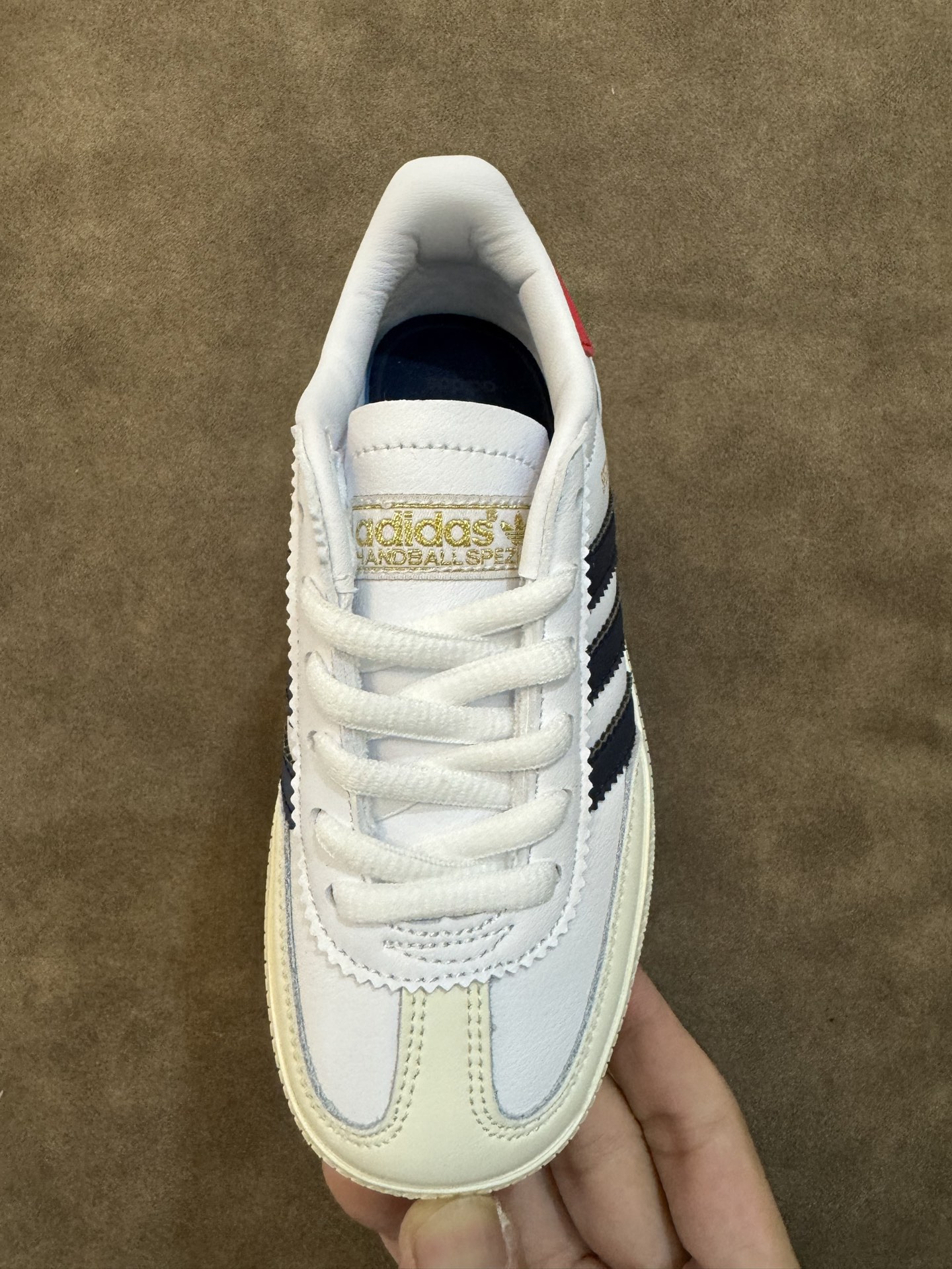 图片[8]-新色出货 AD德训三代新款handball spezial儿童手球鞋休闲鞋 尺码：24-37码 超百搭的新款德训🆕 优质猪八革面料，质感满分💯 橡胶耐磨防滑大底，脚感超赞👍🏻. 额外附赠一对鞋带扣，穿脱更加方便✌🏻-选品中心