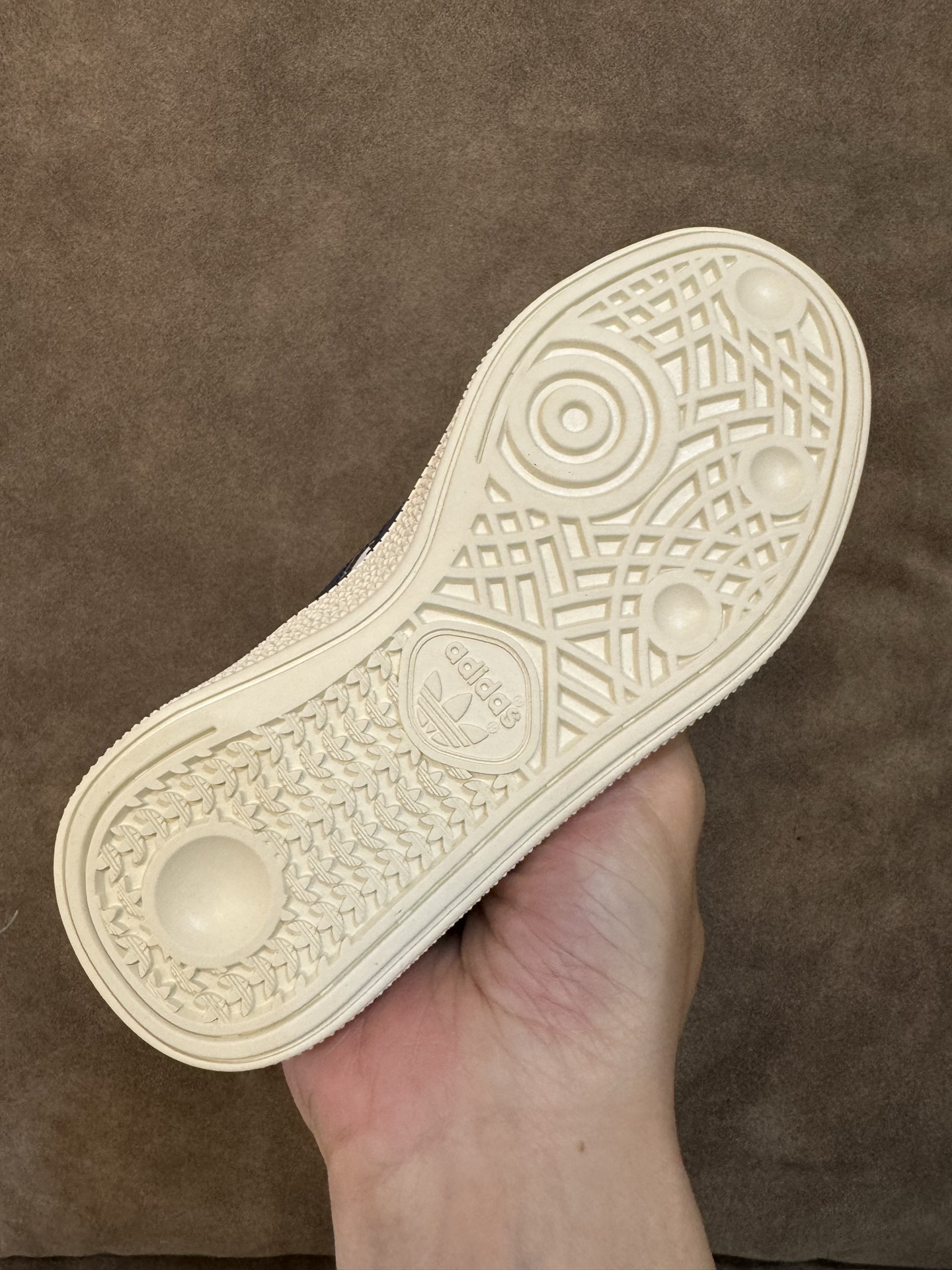 图片[5]-新色出货 AD德训三代新款handball spezial儿童手球鞋休闲鞋 尺码：24-37码 超百搭的新款德训🆕 优质猪八革面料，质感满分💯 橡胶耐磨防滑大底，脚感超赞👍🏻. 额外附赠一对鞋带扣，穿脱更加方便✌🏻-选品中心