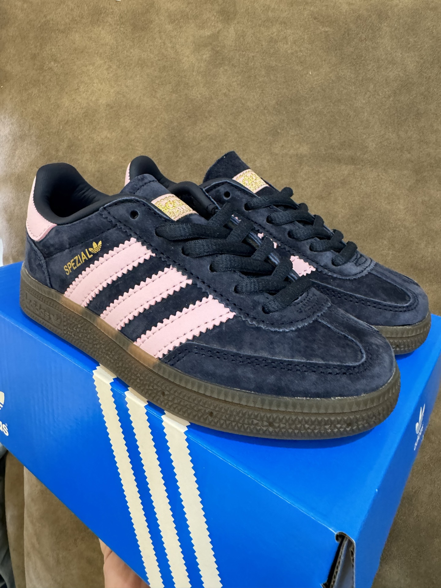 新色出货 全猪八皮 AD德训三代新款handball spezial儿童手球鞋休闲鞋 尺码:24-37码 超百搭的新款德训🆕 优质猪八革面料,质感满分💯 橡胶耐磨防滑大底,脚感超赞👍🏻. 额外附赠一对鞋带扣,穿脱更加方便✌🏻-选品中心