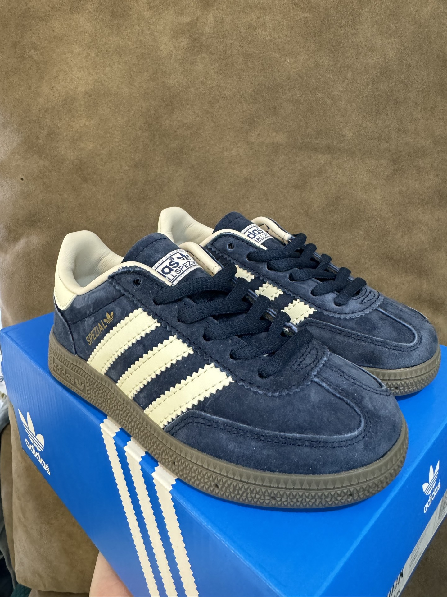 图片[4]-新色出货 全猪八皮 AD德训三代新款handball spezial儿童手球鞋休闲鞋 尺码：24-37码 超百搭的新款德训🆕 优质猪八革面料，质感满分💯 橡胶耐磨防滑大底，脚感超赞👍🏻. 额外附赠一对鞋带扣，穿脱更加方便✌🏻-选品中心